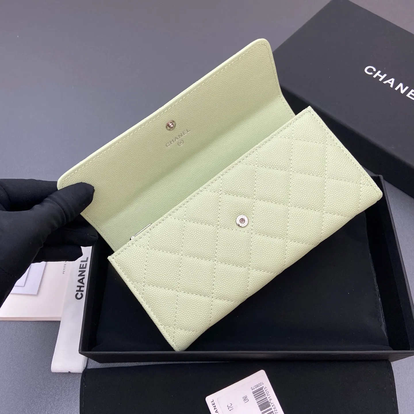 25b new series caviar cowhide with stars ⭐logo shiny blingblibg~ flip-top long clip wallet series light green fine ball pattern silver star hardware 12 card slots, two banknote compartments two compartments, 1 zipper bag Price: 250 No.: 3724 Size: w19×h10×d3cm