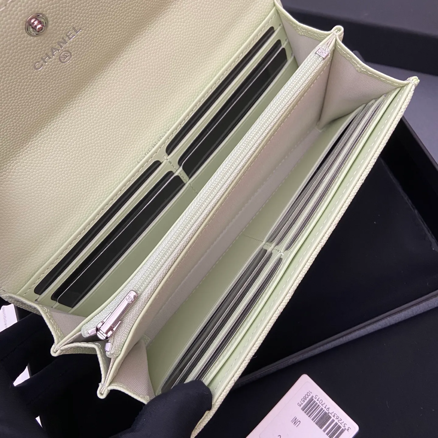 25b new series caviar cowhide with stars ⭐logo shiny blingblibg~ flip-top long clip wallet series light green fine ball pattern silver star hardware 12 card slots, two banknote compartments two compartments, 1 zipper bag Price: 250 No.: 3724 Size: w19×h10×d3cm