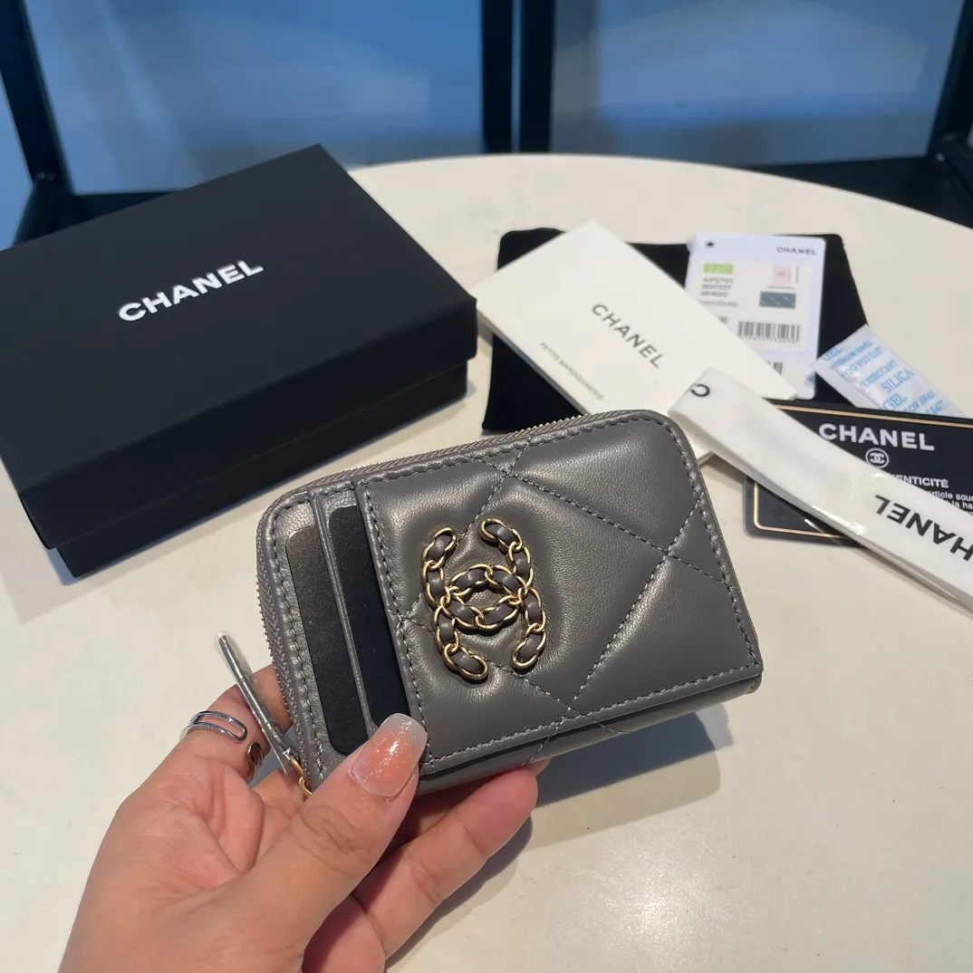 💰320😊Upgraded version💋🆕Ohanel new color🆕The latest zipper card holder with multiple card slots. The texture of goatskin is unparalleled. 😼The 19 series that is mainly recommended this season is a big rhombus with a strong retro style. I want to buy every color🧸 The logo is eye-catching and unique, the goatskin has a faint luster, and the temperament instantly ups and downs❣The fashionable style and style are also jointly created by Karl and Viard. The first series launched by the new artistic director will be a key recommendation of the brand from this year to next year, conveying the essence of the brand, with a full set of packaging 2701🍃size: 7.5*11cm