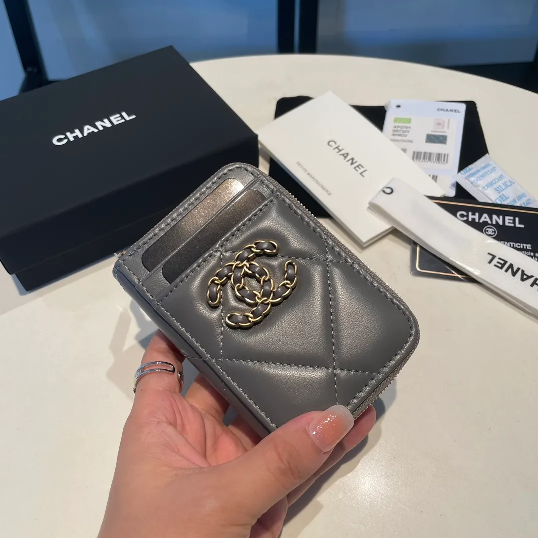💰320😊Upgraded version💋🆕Ohanel new color🆕The latest zipper card holder with multiple card slots. The texture of goatskin is unparalleled. 😼The 19 series that is mainly recommended this season is a big rhombus with a strong retro style. I want to buy every color🧸 The logo is eye-catching and unique, the goatskin has a faint luster, and the temperament instantly ups and downs❣The fashionable style and style are also jointly created by Karl and Viard. The first series launched by the new artistic director will be a key recommendation of the brand from this year to next year, conveying the essence of the brand, with a full set of packaging 2701🍃size: 7.5*11cm