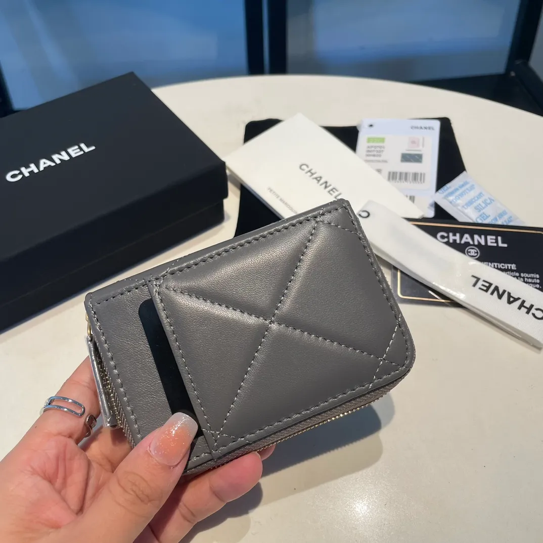 💰320😊Upgraded version💋🆕Ohanel new color🆕The latest zipper card holder with multiple card slots. The texture of goatskin is unparalleled. 😼The 19 series that is mainly recommended this season is a big rhombus with a strong retro style. I want to buy every color🧸 The logo is eye-catching and unique, the goatskin has a faint luster, and the temperament instantly ups and downs❣The fashionable style and style are also jointly created by Karl and Viard. The first series launched by the new artistic director will be a key recommendation of the brand from this year to next year, conveying the essence of the brand, with a full set of packaging 2701🍃size: 7.5*11cm
