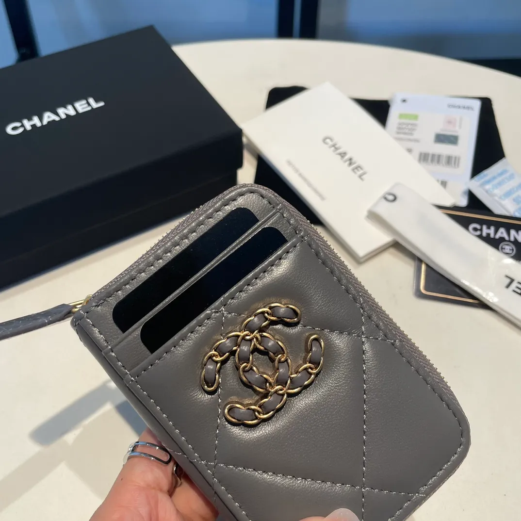 💰320😊Upgraded version💋🆕Ohanel new color🆕The latest zipper card holder with multiple card slots. The texture of goatskin is unparalleled. 😼The 19 series that is mainly recommended this season is a big rhombus with a strong retro style. I want to buy every color🧸 The logo is eye-catching and unique, the goatskin has a faint luster, and the temperament instantly ups and downs❣The fashionable style and style are also jointly created by Karl and Viard. The first series launched by the new artistic director will be a key recommendation of the brand from this year to next year, conveying the essence of the brand, with a full set of packaging 2701🍃size: 7.5*11cm