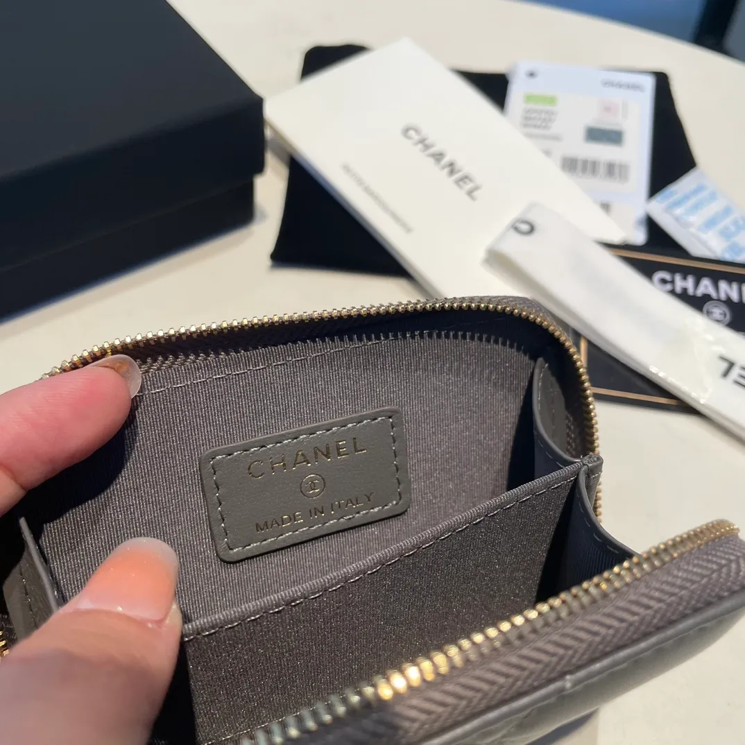 💰320😊Upgraded version💋🆕Ohanel new color🆕The latest zipper card holder with multiple card slots. The texture of goatskin is unparalleled. 😼The 19 series that is mainly recommended this season is a big rhombus with a strong retro style. I want to buy every color🧸 The logo is eye-catching and unique, the goatskin has a faint luster, and the temperament instantly ups and downs❣The fashionable style and style are also jointly created by Karl and Viard. The first series launched by the new artistic director will be a key recommendation of the brand from this year to next year, conveying the essence of the brand, with a full set of packaging 2701🍃size: 7.5*11cm