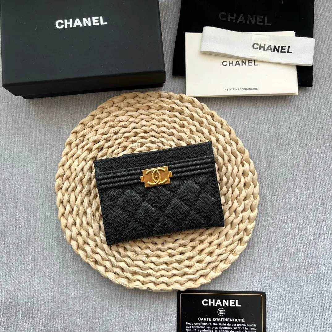¥220 [Original quality] [With serial code] CHANEL's new leboy card holder has a rhombus pattern, very attractive! The retro gold buckle has an old-fashioned feel and is very fashionable and retro❤️This small card holder is very cost-effective, and you can also put some change in the three card slots👍Model number: 84431 Size: 11×7.5×1cm