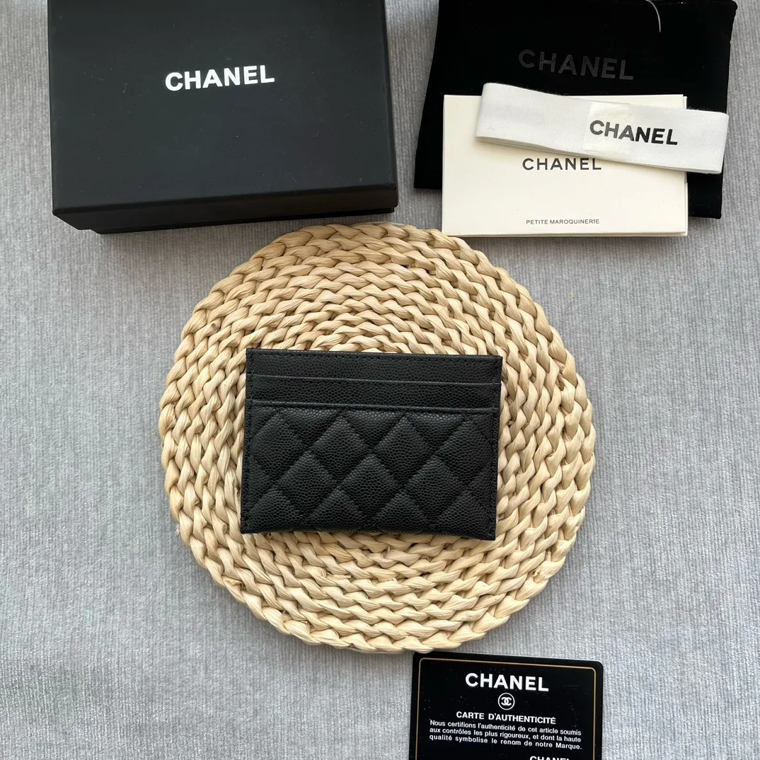 ¥220 [Original quality] [With serial code] CHANEL's new leboy card holder has a rhombus pattern, very attractive! The retro gold buckle has an old-fashioned feel and is very fashionable and retro❤️This small card holder is very cost-effective, and you can also put some change in the three card slots👍Model number: 84431 Size: 11×7.5×1cm