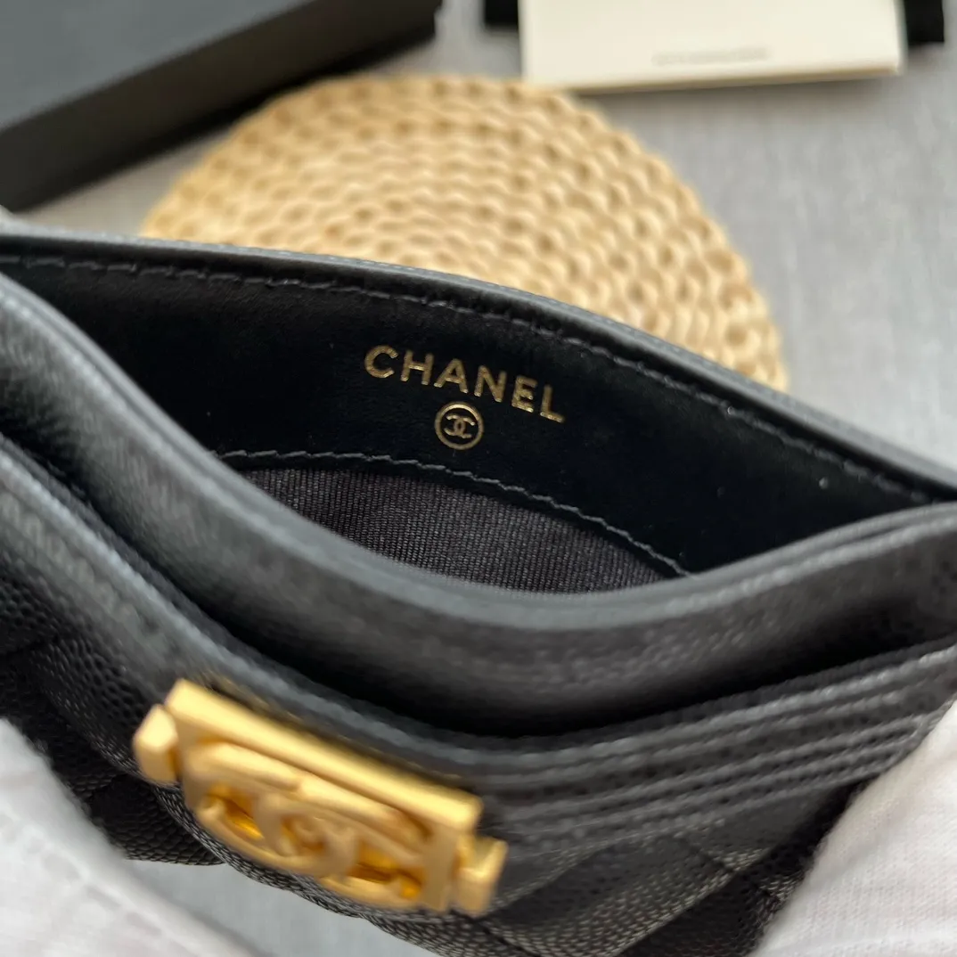 ¥220 [Original quality] [With serial code] CHANEL's new leboy card holder has a rhombus pattern, very attractive! The retro gold buckle has an old-fashioned feel and is very fashionable and retro❤️This small card holder is very cost-effective, and you can also put some change in the three card slots👍Model number: 84431 Size: 11×7.5×1cm