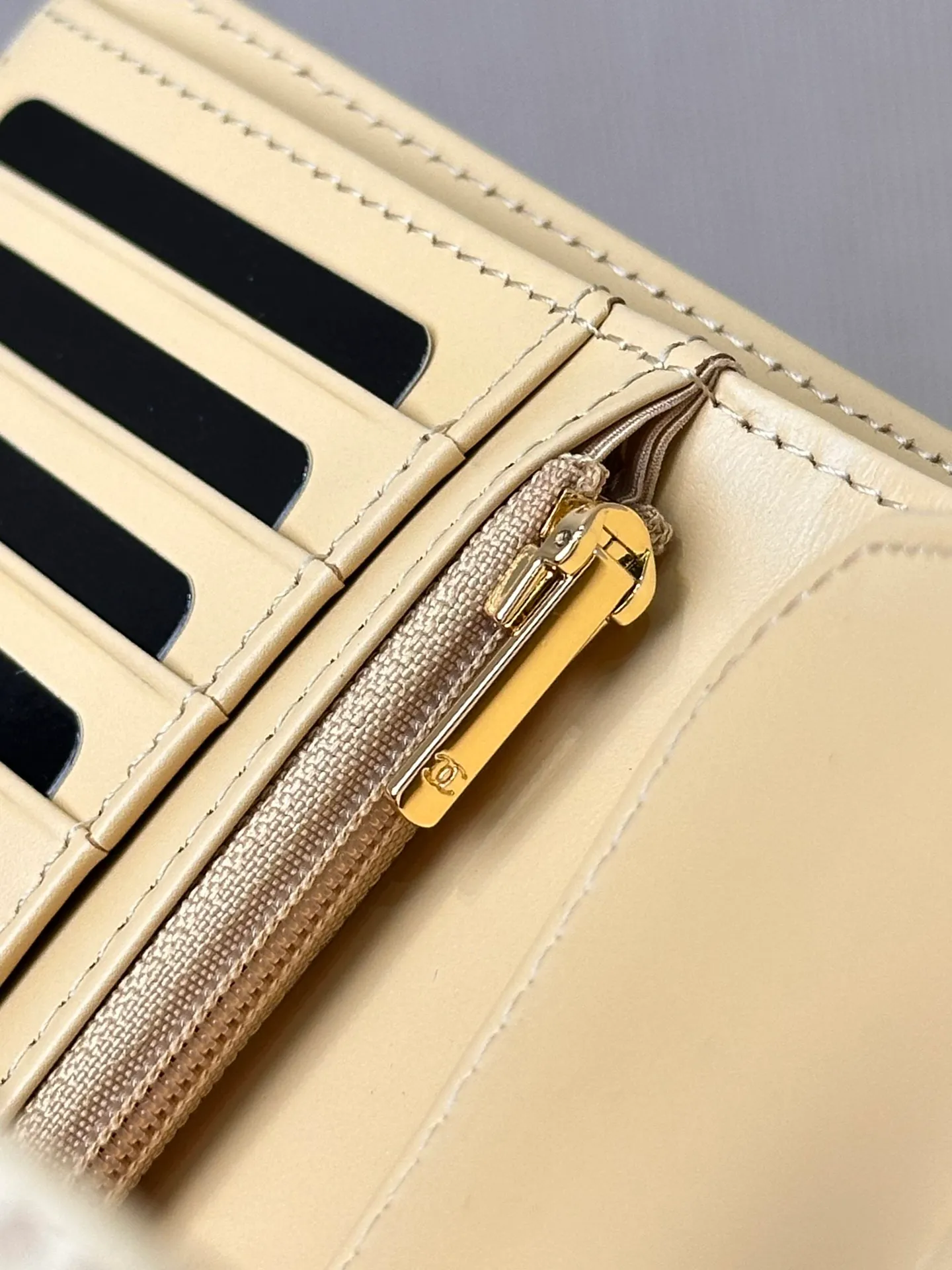 96066 The brand customer provides Xiaoxiang double C.logo logo hardware to highlight the brand recognition. The classic logo logo bright hardware has a mellow color. The whole thing shows Xiaoxiang’s ultimate high-quality craftsmanship. This is a hardware that requires the original factory’s unique electroplating process effect. The whole thing is exquisite.
