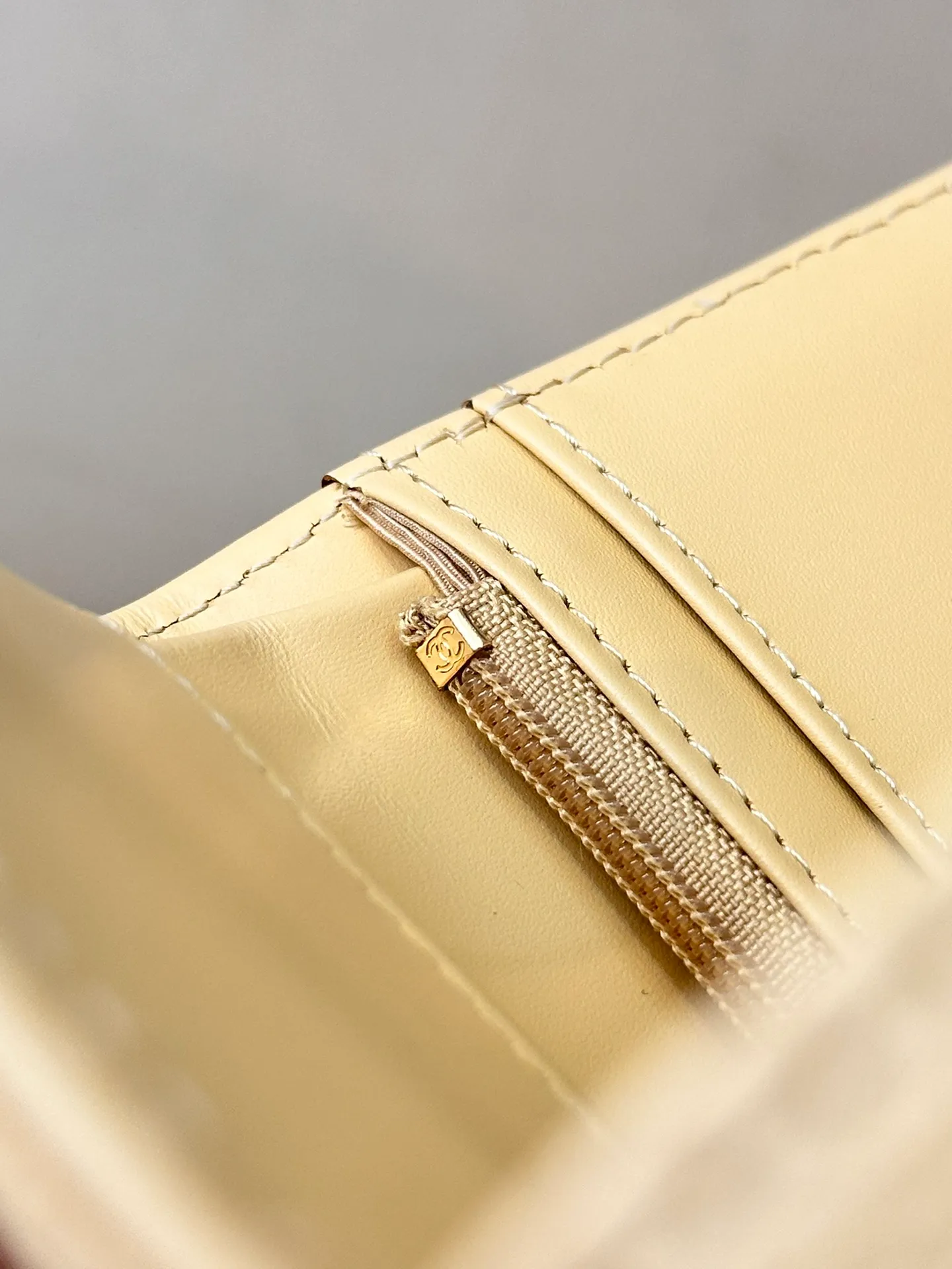 96066 The brand customer provides Xiaoxiang double C.logo logo hardware to highlight the brand recognition. The classic logo logo bright hardware has a mellow color. The whole thing shows Xiaoxiang’s ultimate high-quality craftsmanship. This is a hardware that requires the original factory’s unique electroplating process effect. The whole thing is exquisite.