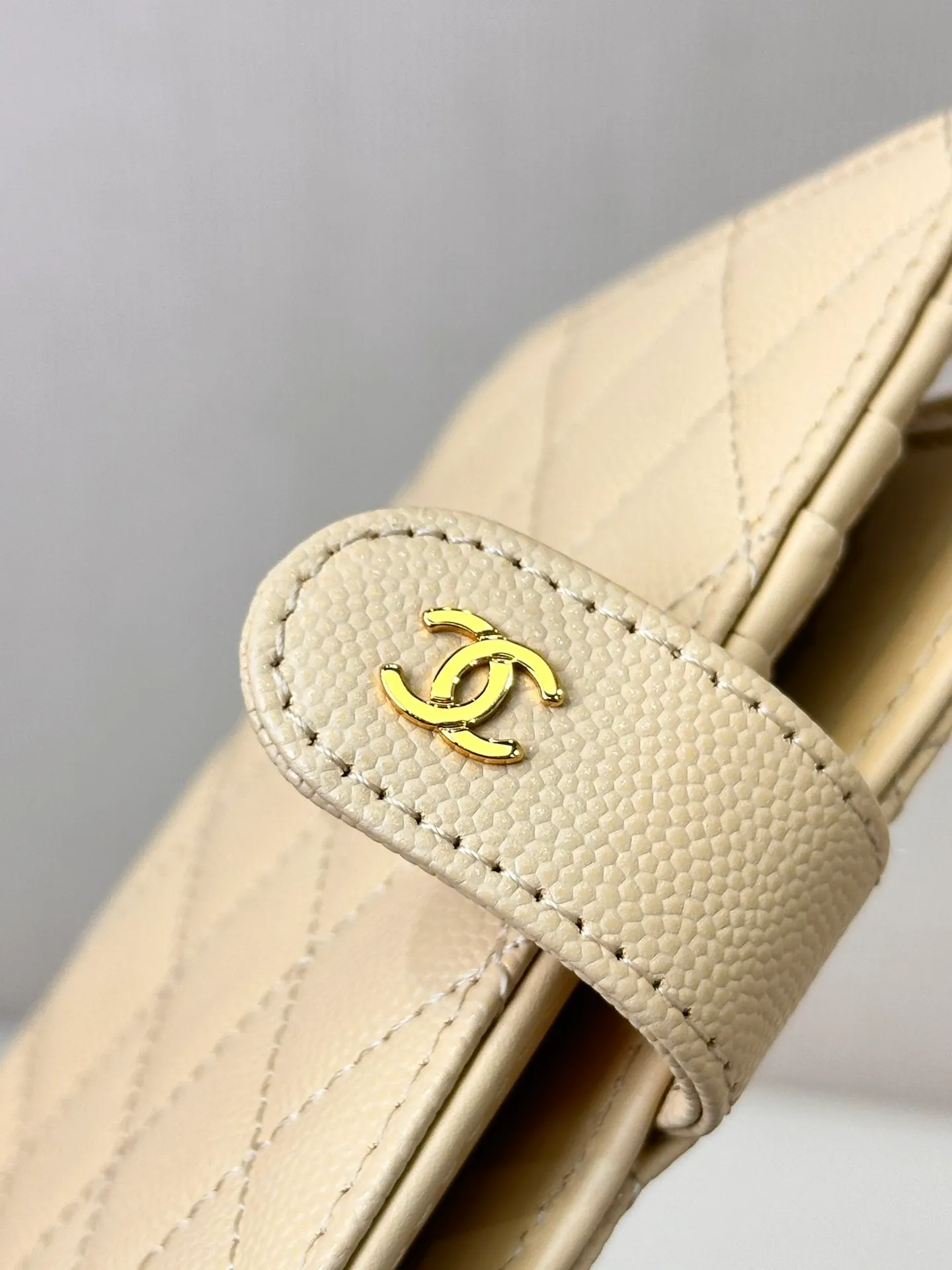 96066 The brand customer provides Xiaoxiang double C.logo logo hardware to highlight the brand recognition. The classic logo logo bright hardware has a mellow color. The whole thing shows Xiaoxiang’s ultimate high-quality craftsmanship. This is a hardware that requires the original factory’s unique electroplating process effect. The whole thing is exquisite.