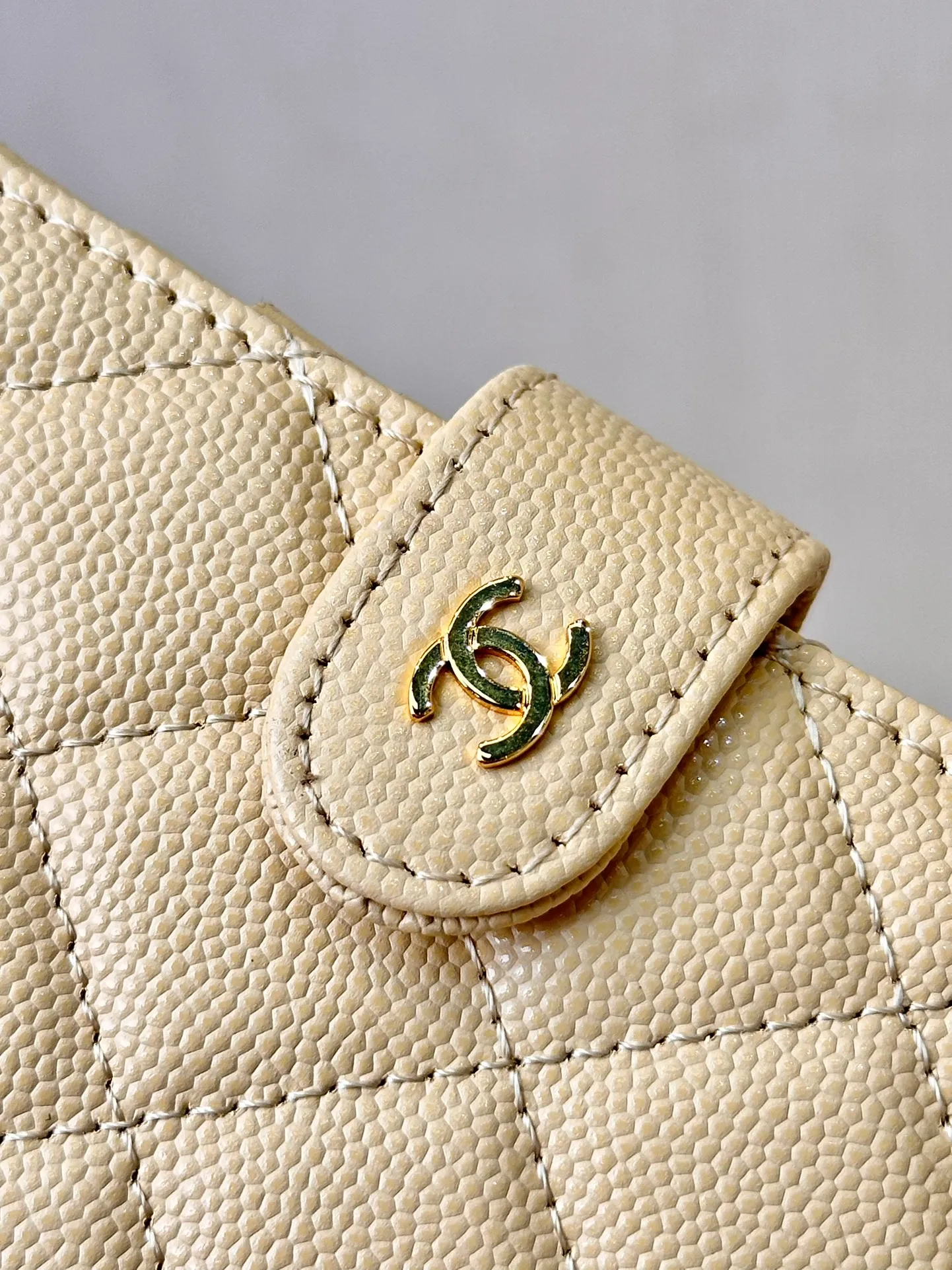 96066 The brand customer provides Xiaoxiang double C.logo logo hardware to highlight the brand recognition. The classic logo logo bright hardware has a mellow color. The whole thing shows Xiaoxiang’s ultimate high-quality craftsmanship. This is a hardware that requires the original factory’s unique electroplating process effect. The whole thing is exquisite.