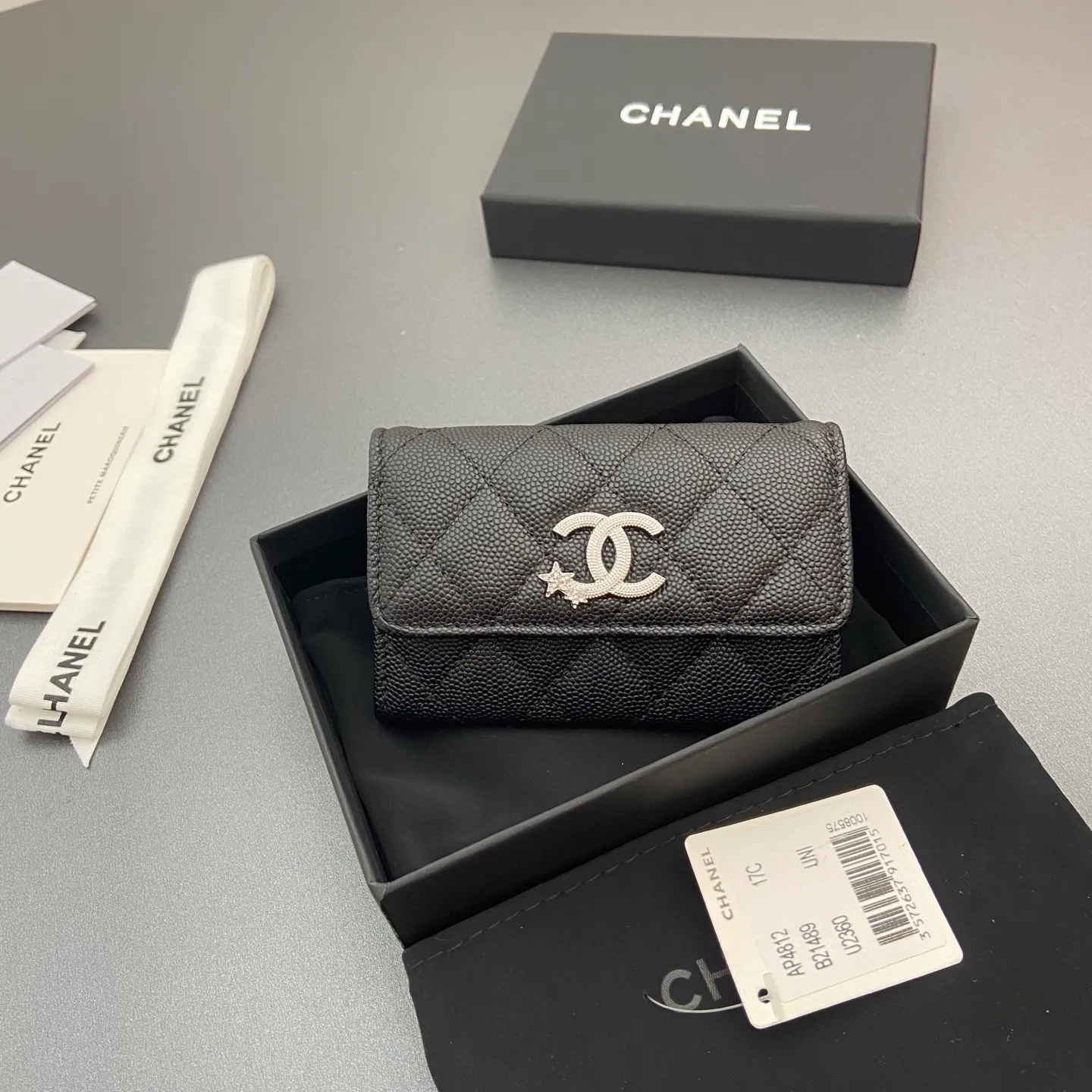 25b new series caviar cowhide with stars ⭐logo shiny blingblibg~card holder series item number: A 4812 price: 340 size: w11×h7cm color: black ball pattern silver star hardware
