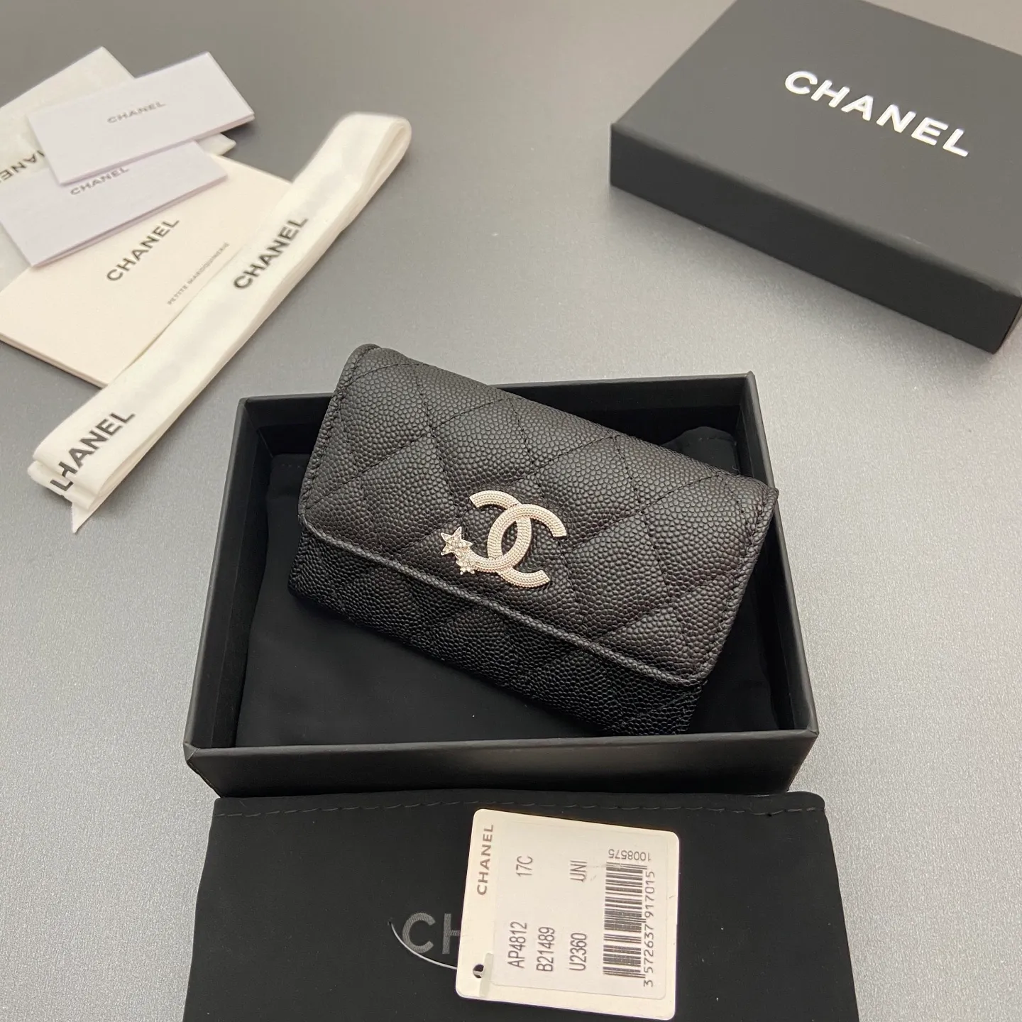 25b new series caviar cowhide with stars ⭐logo shiny blingblibg~card holder series item number: A 4812 price: 340 size: w11×h7cm color: black ball pattern silver star hardware