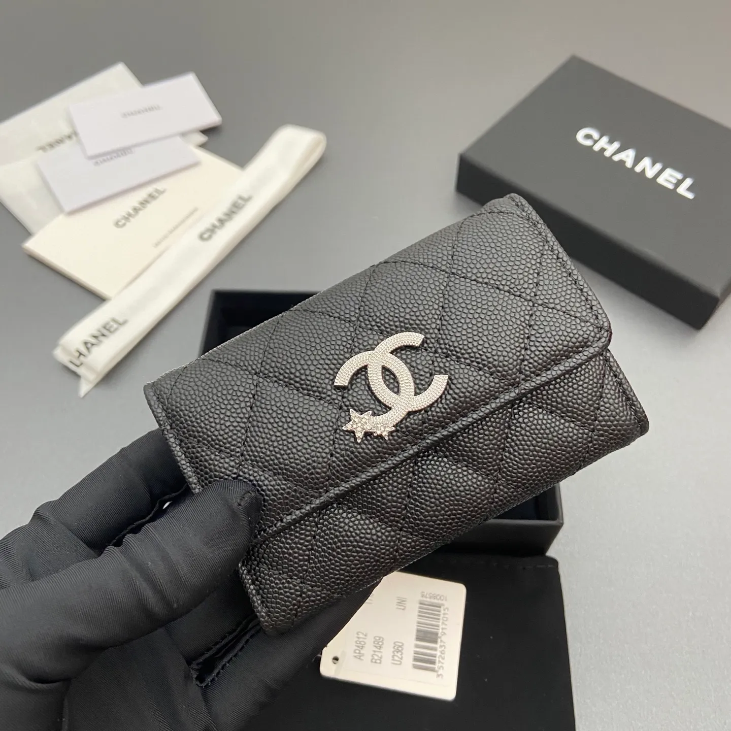25b new series caviar cowhide with stars ⭐logo shiny blingblibg~card holder series item number: A 4812 price: 340 size: w11×h7cm color: black ball pattern silver star hardware