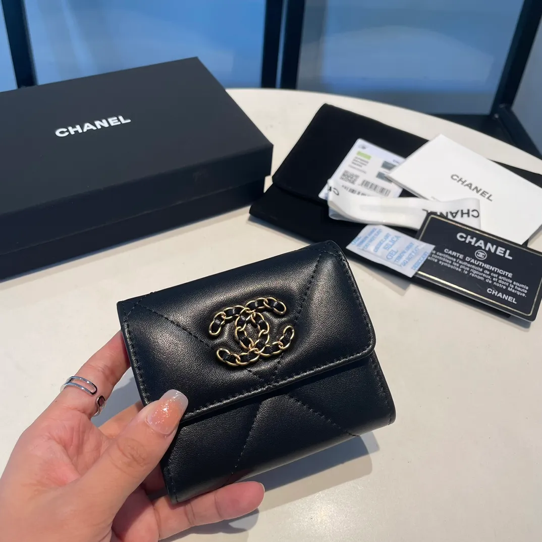 💰520😊 Upgraded version💋🆕 Ohanel new color🆕The latest short tri-fold wallet Mini wallet WoW is only 1⃣0⃣Cm, 1⃣cm smaller than the previous short clip, only has 2⃣ card slots, but has an extra change compartment 💞The texture of goat leather is unbeatable 😼The main 19 series this season is a big rhombus with a strong retro style 👝 9⃣ colors, everyone wants to buy each color 🧸 The logo is eye-catching and unique, the goatskin has a light luster, and the temperament is instantly upupup❣The fashionable style and style are also karl and viard Co-created, the first series launched by the new artistic director will be a key recommendation of the brand from this year to next year, conveying the essence of the brand and equipped with a full set of packaging 0956🍃size: 10*11cm