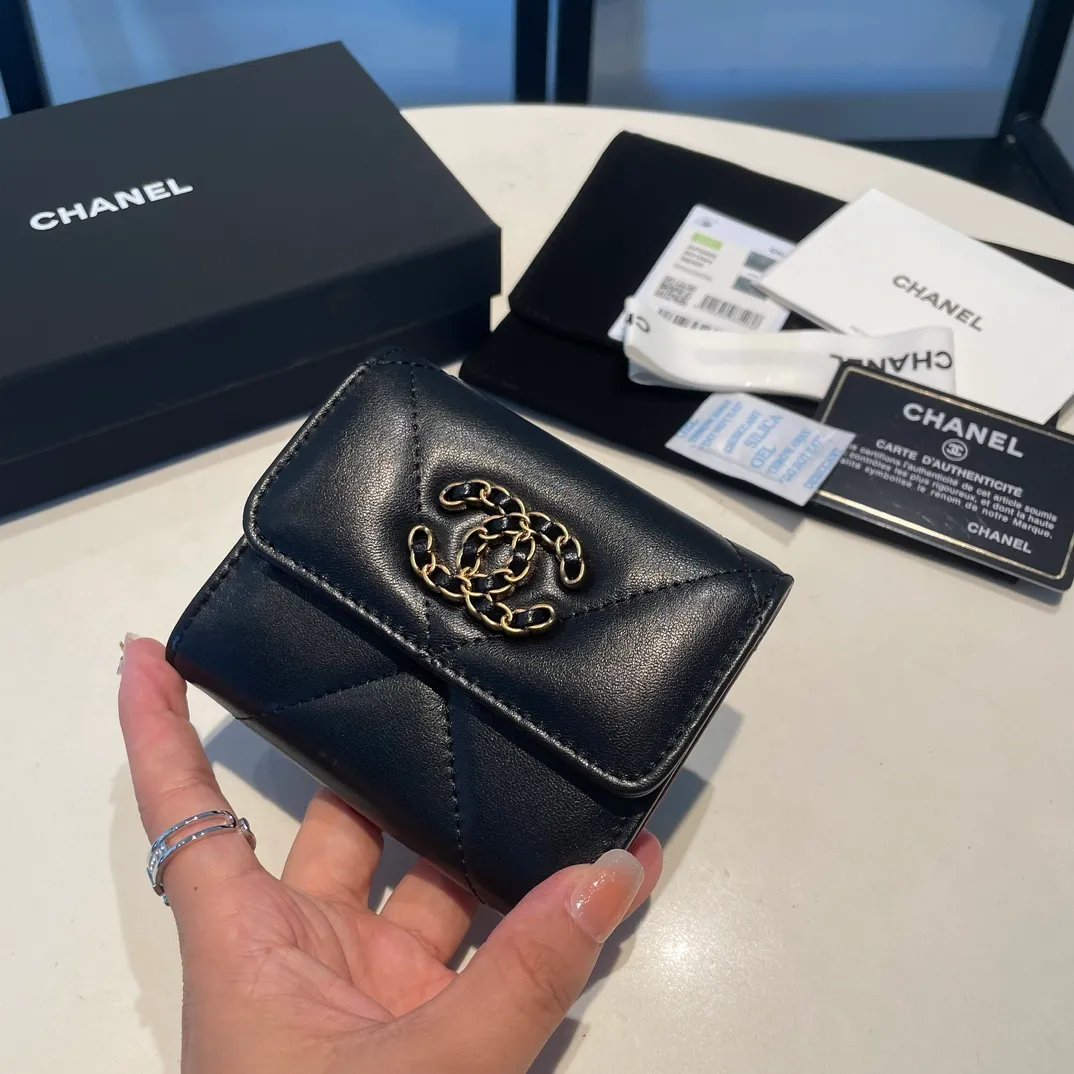 💰520😊 Upgraded version💋🆕 Ohanel new color🆕The latest short tri-fold wallet Mini wallet WoW is only 1⃣0⃣Cm, 1⃣cm smaller than the previous short clip, only has 2⃣ card slots, but has an extra change compartment 💞The texture of goat leather is unbeatable 😼The main 19 series this season is a big rhombus with a strong retro style 👝 9⃣ colors, everyone wants to buy each color 🧸 The logo is eye-catching and unique, the goatskin has a light luster, and the temperament is instantly upupup❣The fashionable style and style are also karl and viard Co-created, the first series launched by the new artistic director will be a key recommendation of the brand from this year to next year, conveying the essence of the brand and equipped with a full set of packaging 0956🍃size: 10*11cm