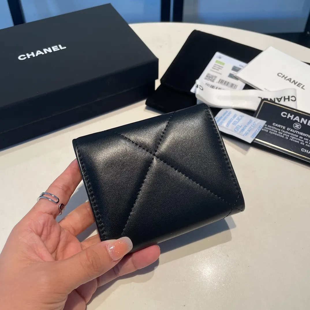 💰520😊 Upgraded version💋🆕 Ohanel new color🆕The latest short tri-fold wallet Mini wallet WoW is only 1⃣0⃣Cm, 1⃣cm smaller than the previous short clip, only has 2⃣ card slots, but has an extra change compartment 💞The texture of goat leather is unbeatable 😼The main 19 series this season is a big rhombus with a strong retro style 👝 9⃣ colors, everyone wants to buy each color 🧸 The logo is eye-catching and unique, the goatskin has a light luster, and the temperament is instantly upupup❣The fashionable style and style are also karl and viard Co-created, the first series launched by the new artistic director will be a key recommendation of the brand from this year to next year, conveying the essence of the brand and equipped with a full set of packaging 0956🍃size: 10*11cm
