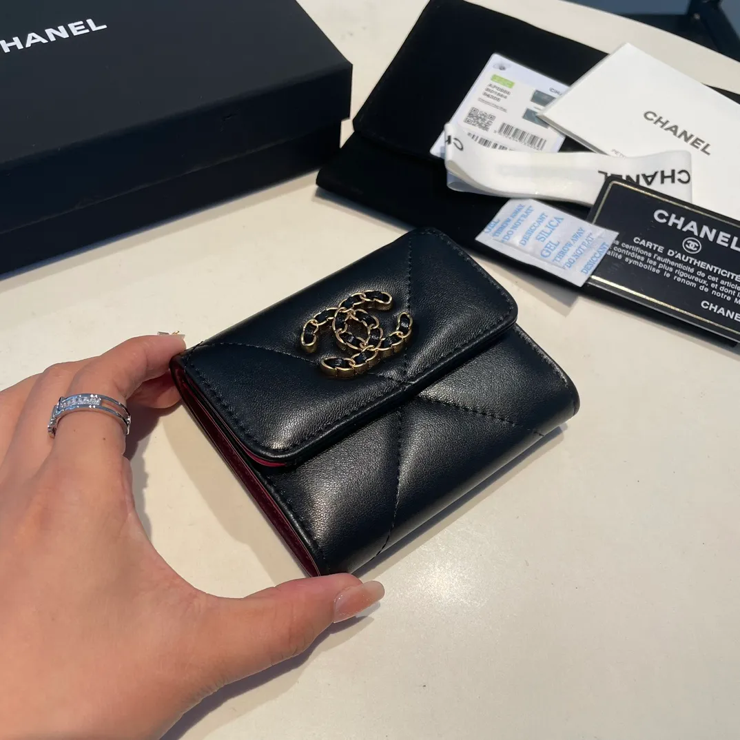 💰520😊 Upgraded version💋🆕 Ohanel new color🆕The latest short tri-fold wallet Mini wallet WoW is only 1⃣0⃣Cm, 1⃣cm smaller than the previous short clip, only has 2⃣ card slots, but has an extra change compartment 💞The texture of goat leather is unbeatable 😼The main 19 series this season is a big rhombus with a strong retro style 👝 9⃣ colors, everyone wants to buy each color 🧸 The logo is eye-catching and unique, the goatskin has a light luster, and the temperament is instantly upupup❣The fashionable style and style are also karl and viard Co-created, the first series launched by the new artistic director will be a key recommendation of the brand from this year to next year, conveying the essence of the brand and equipped with a full set of packaging 0956🍃size: 10*11cm