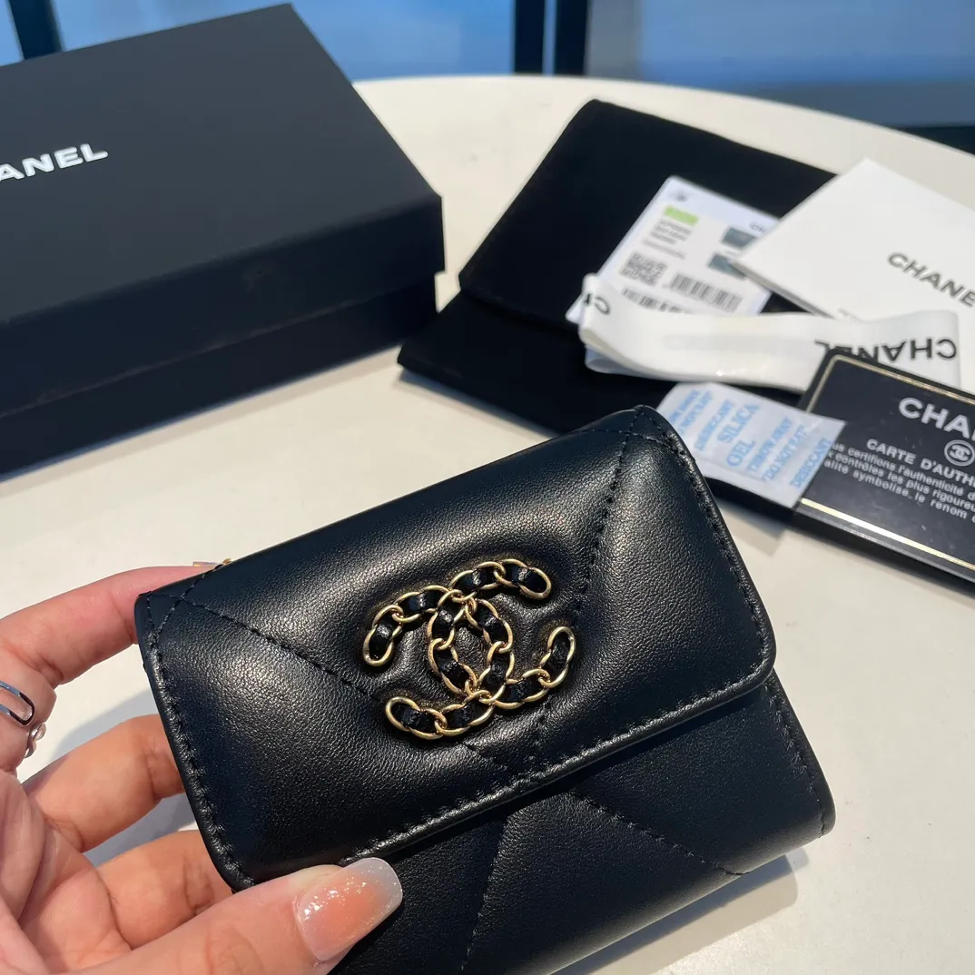 💰520😊 Upgraded version💋🆕 Ohanel new color🆕The latest short tri-fold wallet Mini wallet WoW is only 1⃣0⃣Cm, 1⃣cm smaller than the previous short clip, only has 2⃣ card slots, but has an extra change compartment 💞The texture of goat leather is unbeatable 😼The main 19 series this season is a big rhombus with a strong retro style 👝 9⃣ colors, everyone wants to buy each color 🧸 The logo is eye-catching and unique, the goatskin has a light luster, and the temperament is instantly upupup❣The fashionable style and style are also karl and viard Co-created, the first series launched by the new artistic director will be a key recommendation of the brand from this year to next year, conveying the essence of the brand and equipped with a full set of packaging 0956🍃size: 10*11cm