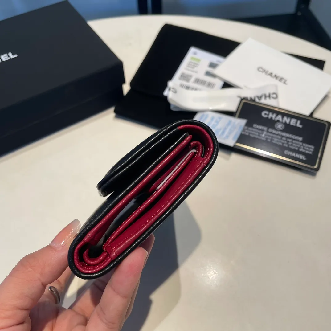 💰520😊 Upgraded version💋🆕 Ohanel new color🆕The latest short tri-fold wallet Mini wallet WoW is only 1⃣0⃣Cm, 1⃣cm smaller than the previous short clip, only has 2⃣ card slots, but has an extra change compartment 💞The texture of goat leather is unbeatable 😼The main 19 series this season is a big rhombus with a strong retro style 👝 9⃣ colors, everyone wants to buy each color 🧸 The logo is eye-catching and unique, the goatskin has a light luster, and the temperament is instantly upupup❣The fashionable style and style are also karl and viard Co-created, the first series launched by the new artistic director will be a key recommendation of the brand from this year to next year, conveying the essence of the brand and equipped with a full set of packaging 0956🍃size: 10*11cm