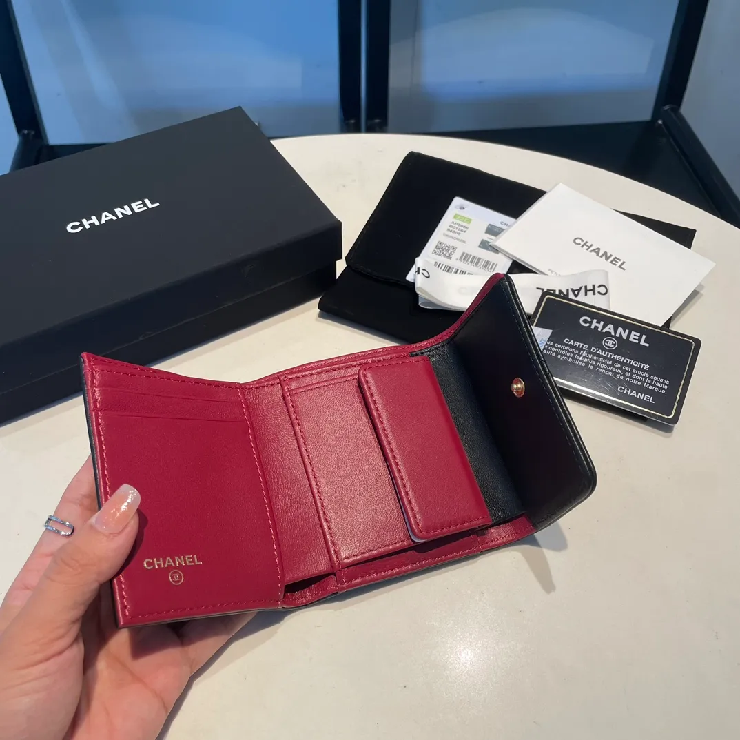 💰520😊 Upgraded version💋🆕 Ohanel new color🆕The latest short tri-fold wallet Mini wallet WoW is only 1⃣0⃣Cm, 1⃣cm smaller than the previous short clip, only has 2⃣ card slots, but has an extra change compartment 💞The texture of goat leather is unbeatable 😼The main 19 series this season is a big rhombus with a strong retro style 👝 9⃣ colors, everyone wants to buy each color 🧸 The logo is eye-catching and unique, the goatskin has a light luster, and the temperament is instantly upupup❣The fashionable style and style are also karl and viard Co-created, the first series launched by the new artistic director will be a key recommendation of the brand from this year to next year, conveying the essence of the brand and equipped with a full set of packaging 0956🍃size: 10*11cm
