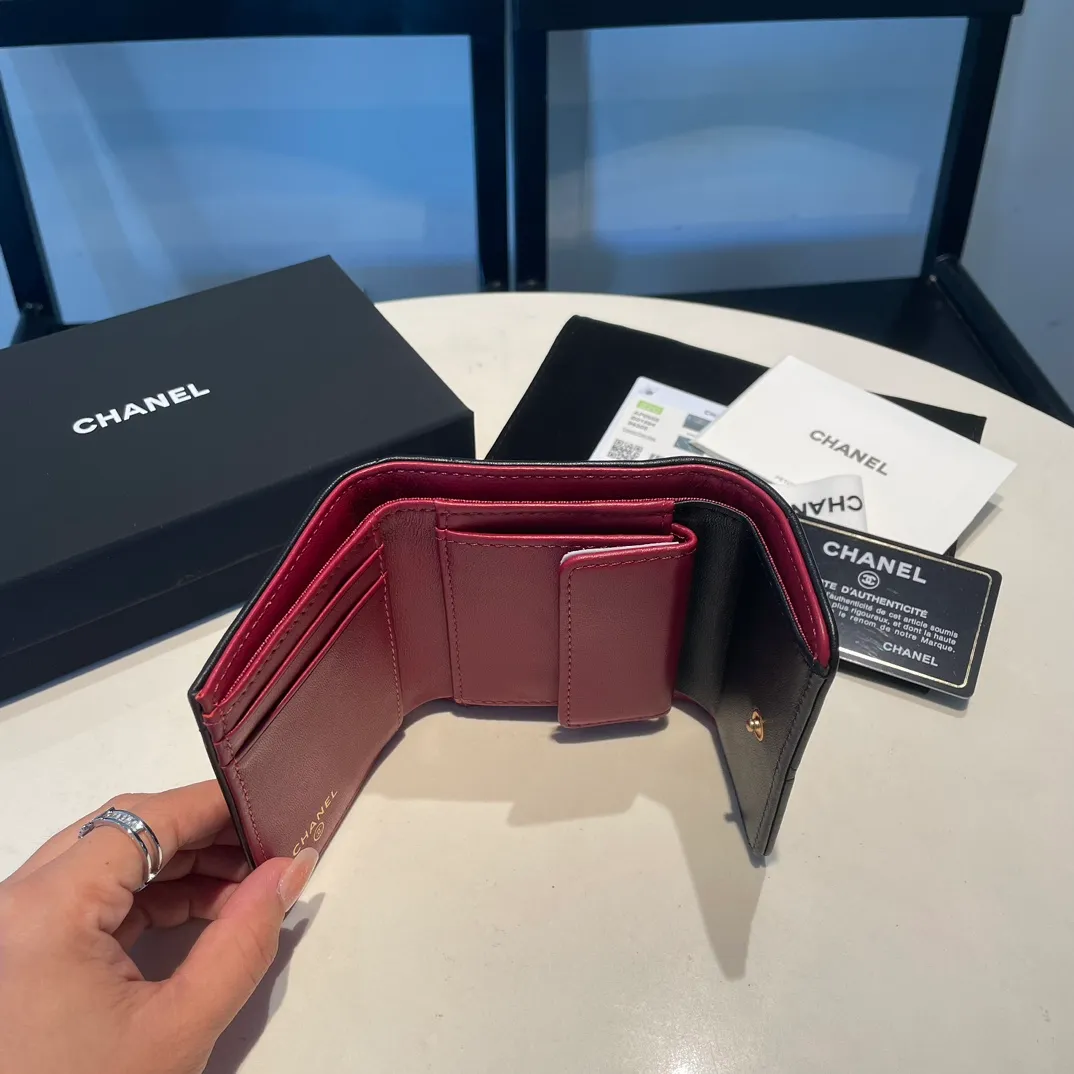 💰520😊 Upgraded version💋🆕 Ohanel new color🆕The latest short tri-fold wallet Mini wallet WoW is only 1⃣0⃣Cm, 1⃣cm smaller than the previous short clip, only has 2⃣ card slots, but has an extra change compartment 💞The texture of goat leather is unbeatable 😼The main 19 series this season is a big rhombus with a strong retro style 👝 9⃣ colors, everyone wants to buy each color 🧸 The logo is eye-catching and unique, the goatskin has a light luster, and the temperament is instantly upupup❣The fashionable style and style are also karl and viard Co-created, the first series launched by the new artistic director will be a key recommendation of the brand from this year to next year, conveying the essence of the brand and equipped with a full set of packaging 0956🍃size: 10*11cm