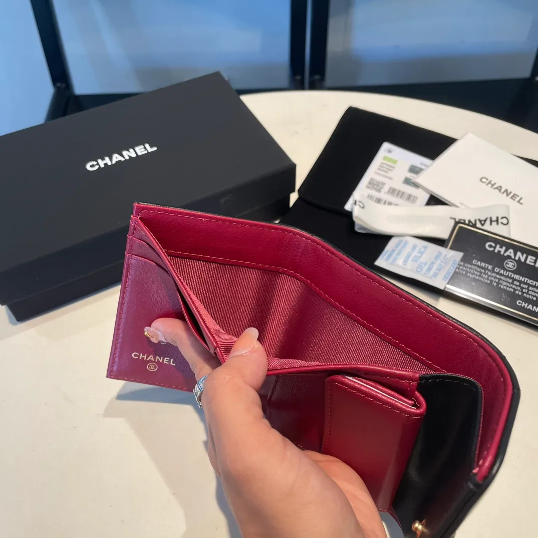 💰520😊 Upgraded version💋🆕 Ohanel new color🆕The latest short tri-fold wallet Mini wallet WoW is only 1⃣0⃣Cm, 1⃣cm smaller than the previous short clip, only has 2⃣ card slots, but has an extra change compartment 💞The texture of goat leather is unbeatable 😼The main 19 series this season is a big rhombus with a strong retro style 👝 9⃣ colors, everyone wants to buy each color 🧸 The logo is eye-catching and unique, the goatskin has a light luster, and the temperament is instantly upupup❣The fashionable style and style are also karl and viard Co-created, the first series launched by the new artistic director will be a key recommendation of the brand from this year to next year, conveying the essence of the brand and equipped with a full set of packaging 0956🍃size: 10*11cm