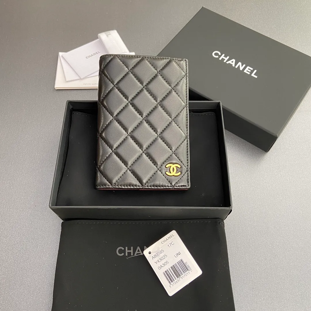 [Special grade hardware original leather] ¥280 Xiaoxiang Passport Holder Series Quilted card holder with iconic metal logo Gold tone metal hardware, special Italian imported leather 4 card slots, 1 passport holder Number: 80385 Size: w10×h15×d2cm