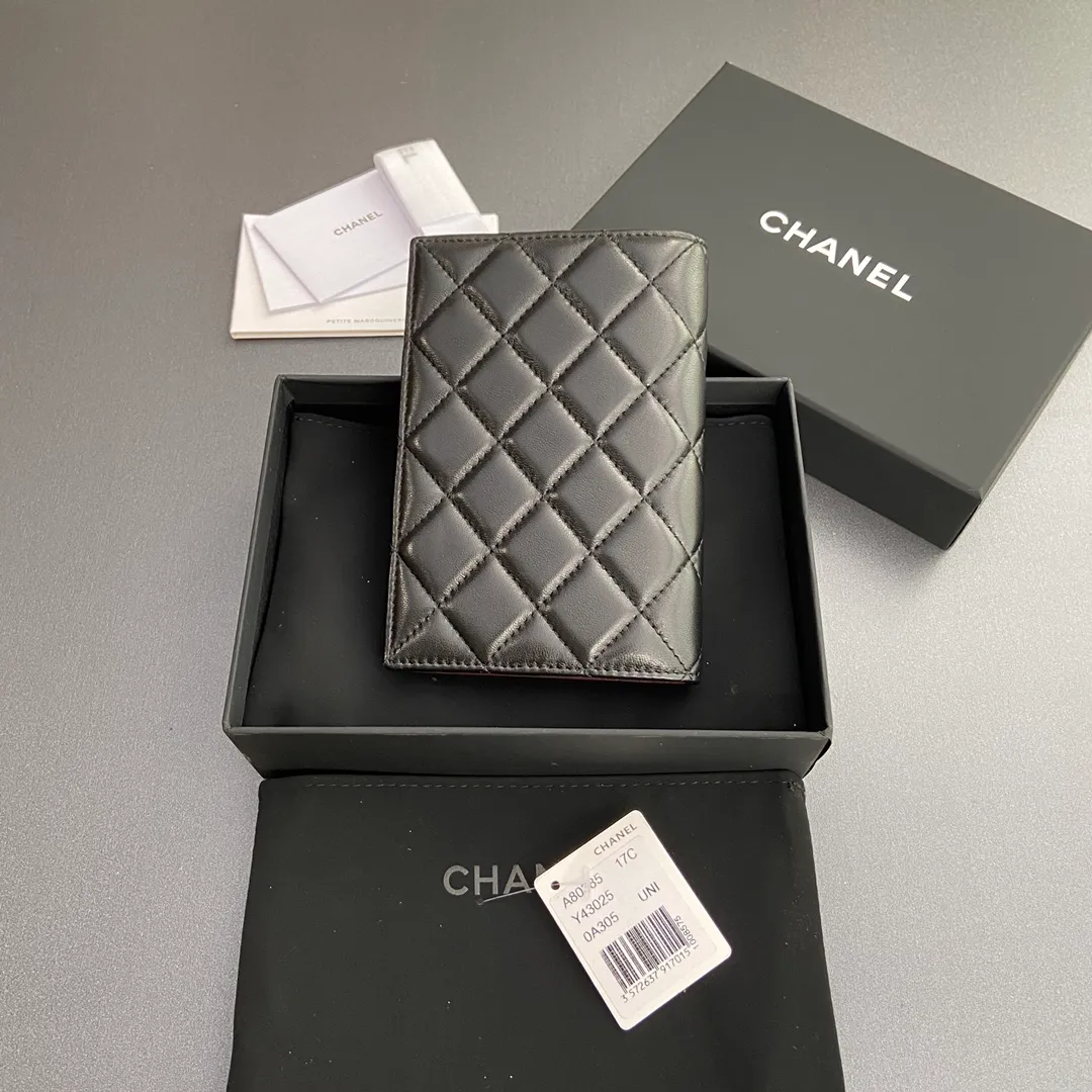 [Special grade hardware original leather] ¥280 Xiaoxiang Passport Holder Series Quilted card holder with iconic metal logo Gold tone metal hardware, special Italian imported leather 4 card slots, 1 passport holder Number: 80385 Size: w10×h15×d2cm