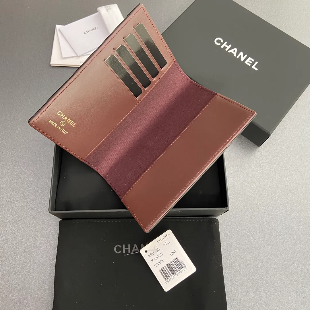 [Special grade hardware original leather] ¥280 Xiaoxiang Passport Holder Series Quilted card holder with iconic metal logo Gold tone metal hardware, special Italian imported leather 4 card slots, 1 passport holder Number: 80385 Size: w10×h15×d2cm