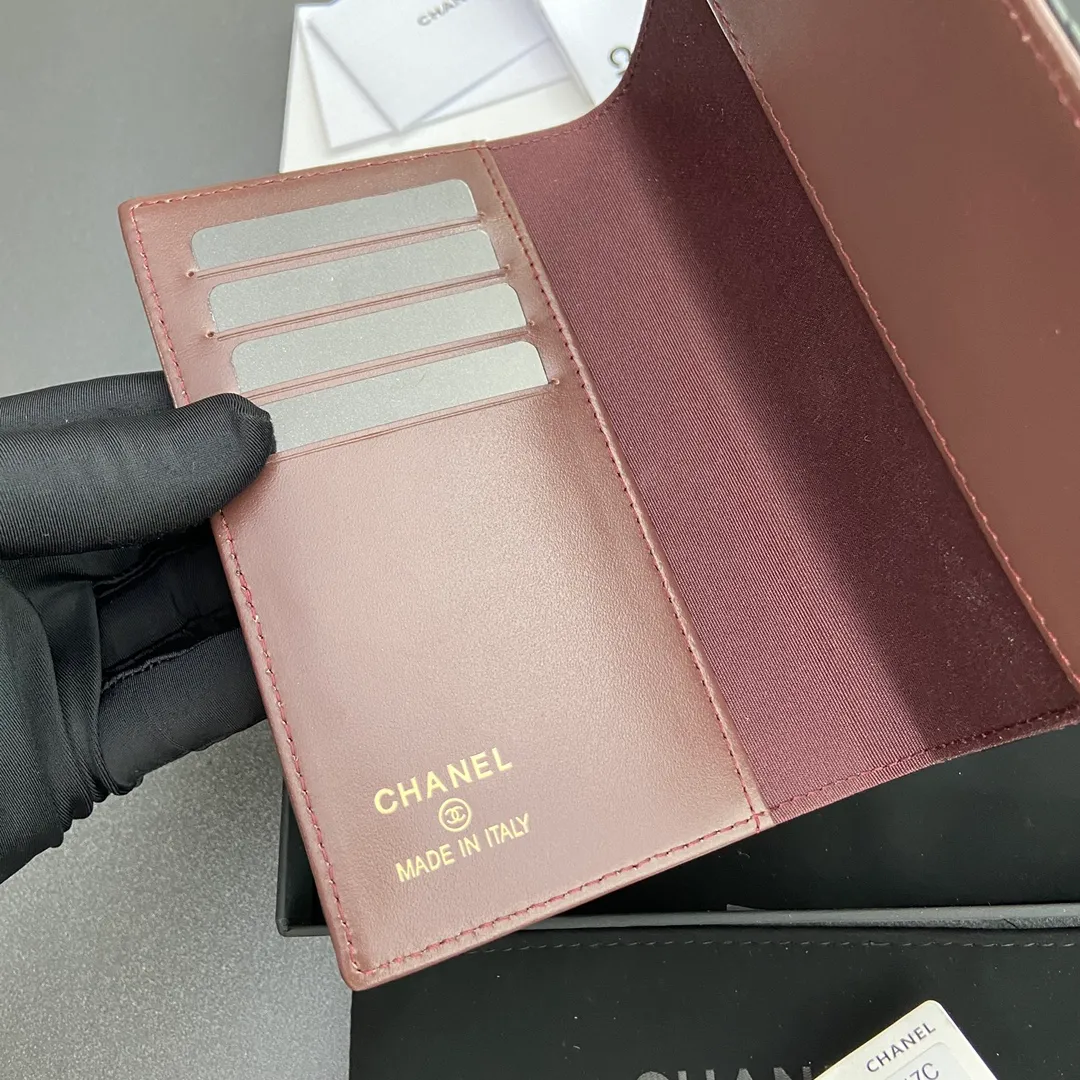 [Special grade hardware original leather] ¥280 Xiaoxiang Passport Holder Series Quilted card holder with iconic metal logo Gold tone metal hardware, special Italian imported leather 4 card slots, 1 passport holder Number: 80385 Size: w10×h15×d2cm