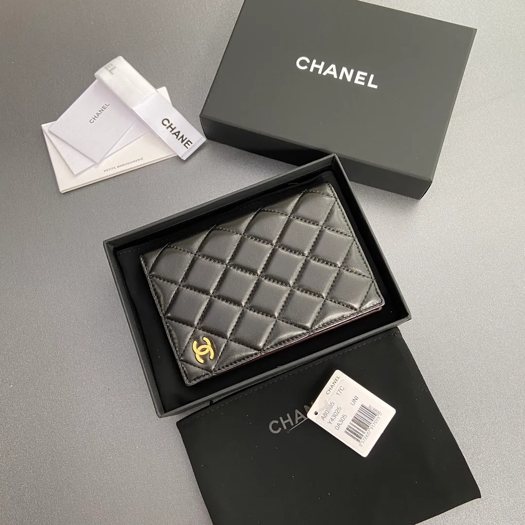 [Special grade hardware original leather] ¥280 Xiaoxiang Passport Holder Series Quilted card holder with iconic metal logo Gold tone metal hardware, special Italian imported leather 4 card slots, 1 passport holder Number: 80385 Size: w10×h15×d2cm