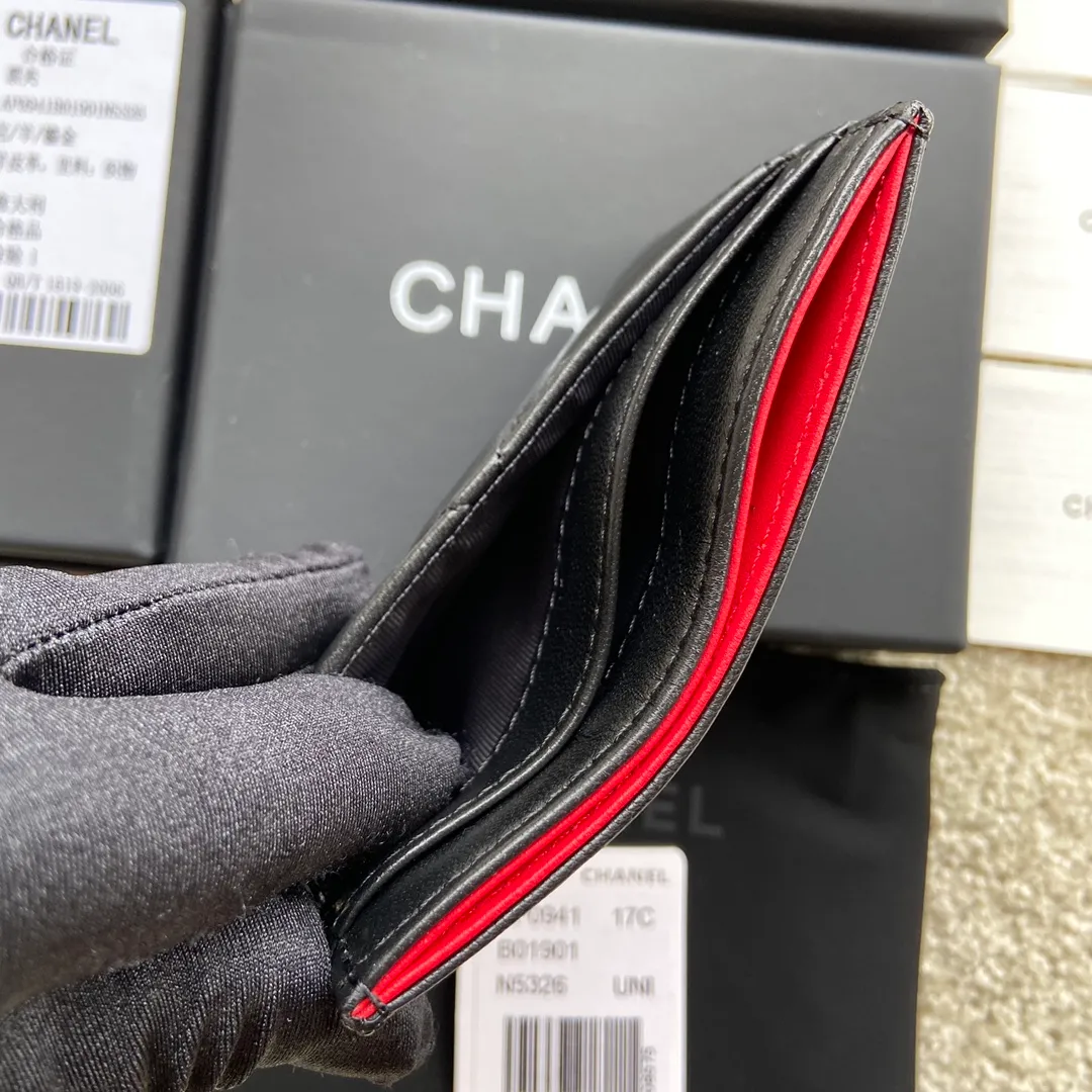 Xiaoxiang imported Italian leather Item number: AP1882 1167 Price: 220 Size: w11×h7.5cm Color: black sheepskin gold hardware