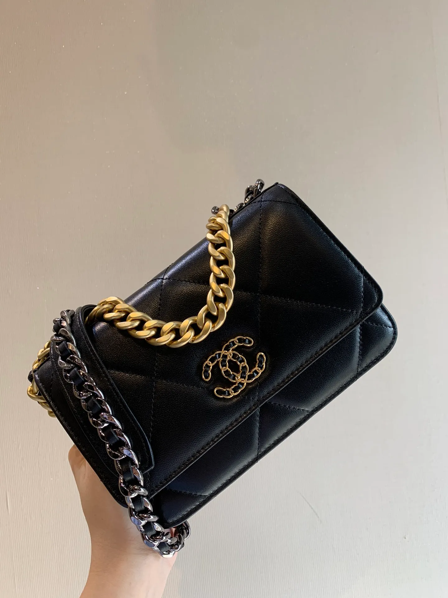 0957 Xiaoxiang 19woc, this small bag combines all the classic elements of Xiaoxiang. The rhombus leather, three-color chain, double C buckle, etc. are all very iconic. The WOC model has a tough version, and the bag design is more youthful and fashionable. The capacity is more than enough to hold two mobile phones, lipstick, and foundation. It has a card slot inside and is more practical than other WOC models.