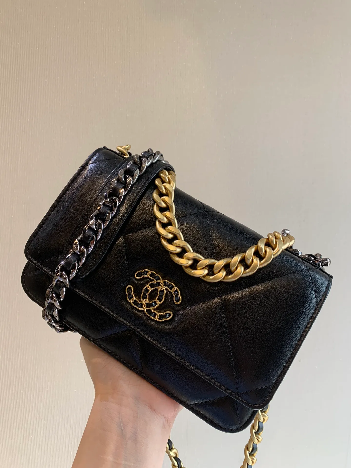 0957 Xiaoxiang 19woc, this small bag combines all the classic elements of Xiaoxiang. The rhombus leather, three-color chain, double C buckle, etc. are all very iconic. The WOC model has a tough version, and the bag design is more youthful and fashionable. The capacity is more than enough to hold two mobile phones, lipstick, and foundation. It has a card slot inside and is more practical than other WOC models.