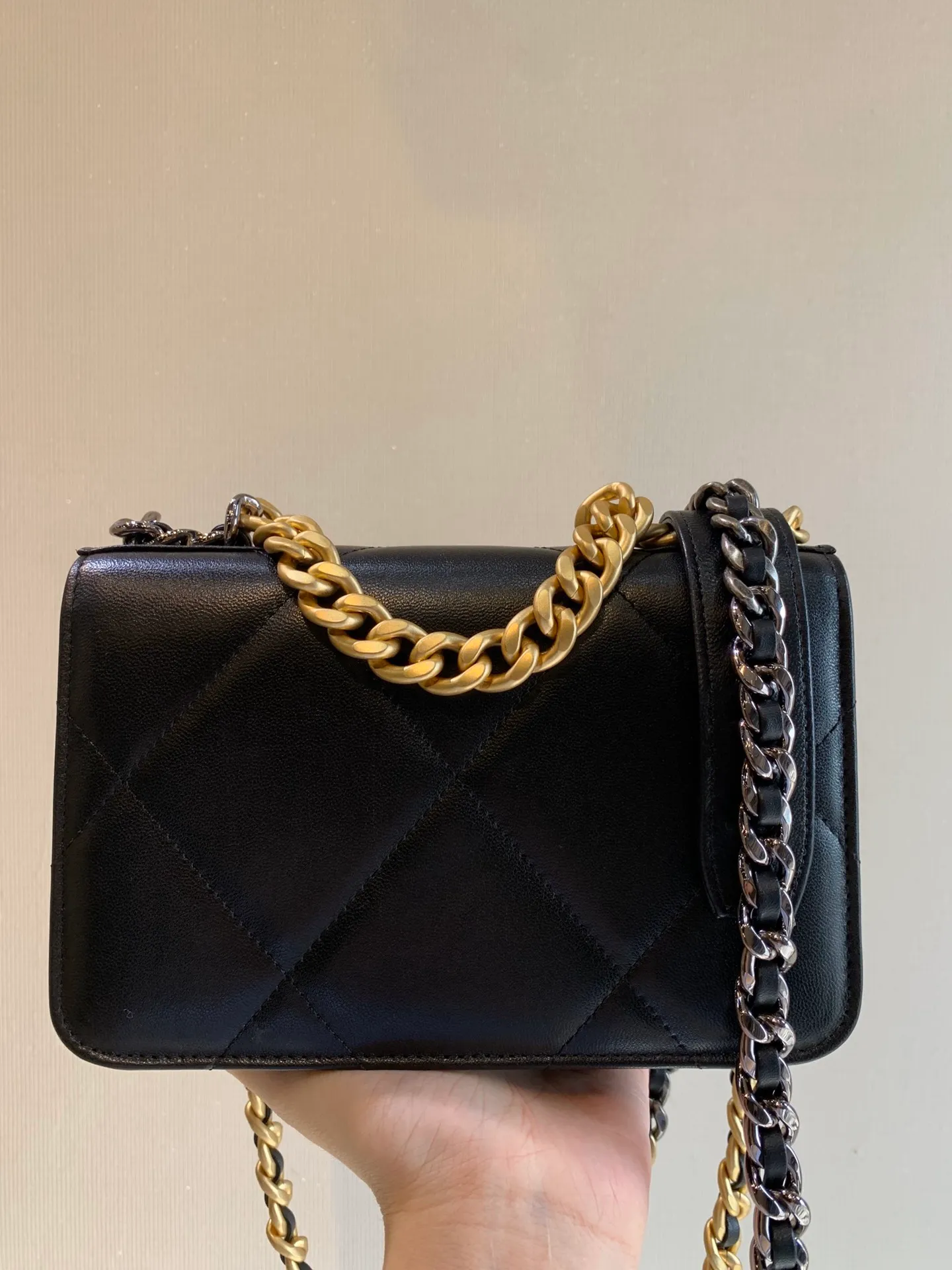 0957 Xiaoxiang 19woc, this small bag combines all the classic elements of Xiaoxiang. The rhombus leather, three-color chain, double C buckle, etc. are all very iconic. The WOC model has a tough version, and the bag design is more youthful and fashionable. The capacity is more than enough to hold two mobile phones, lipstick, and foundation. It has a card slot inside and is more practical than other WOC models.