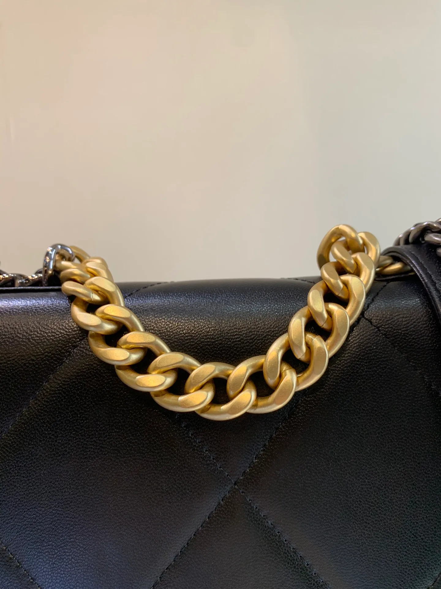 0957 Xiaoxiang 19woc, this small bag combines all the classic elements of Xiaoxiang. The rhombus leather, three-color chain, double C buckle, etc. are all very iconic. The WOC model has a tough version, and the bag design is more youthful and fashionable. The capacity is more than enough to hold two mobile phones, lipstick, and foundation. It has a card slot inside and is more practical than other WOC models.