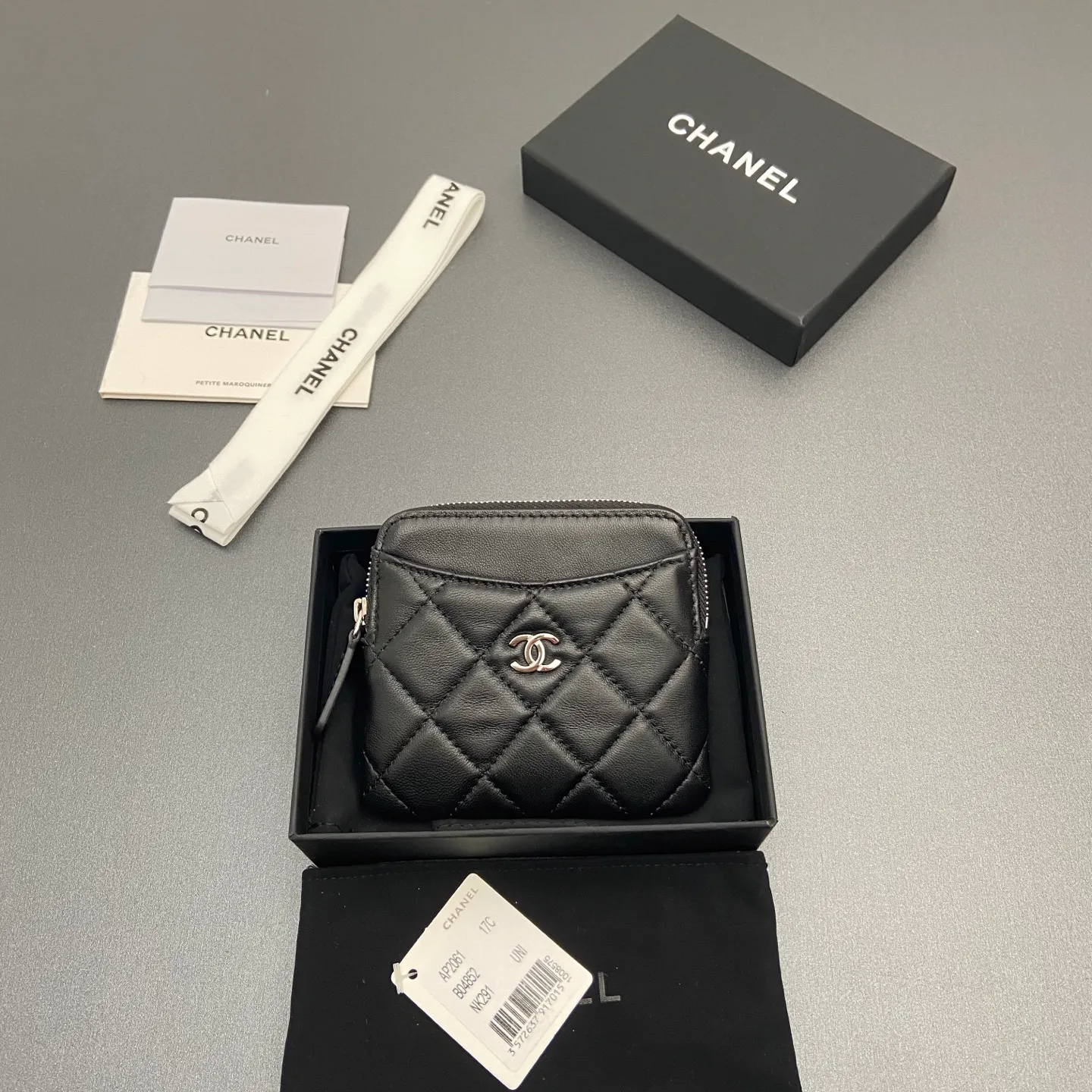 [Special grade hardware original leather] ¥380 Xiaoxiang small zipper bag card holder series Quilted card holder/wallet with iconic metal logo Gold tone metal hardware, special Italian imported leather 5 card slots, 1 small zipper bag No.: 2061 Black sheepskin silver hardware Size: w11.5×h10×d2cm