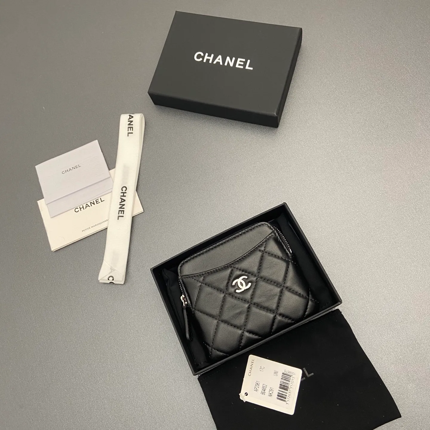 [Special grade hardware original leather] ¥380 Xiaoxiang small zipper bag card holder series Quilted card holder/wallet with iconic metal logo Gold tone metal hardware, special Italian imported leather 5 card slots, 1 small zipper bag No.: 2061 Black sheepskin silver hardware Size: w11.5×h10×d2cm
