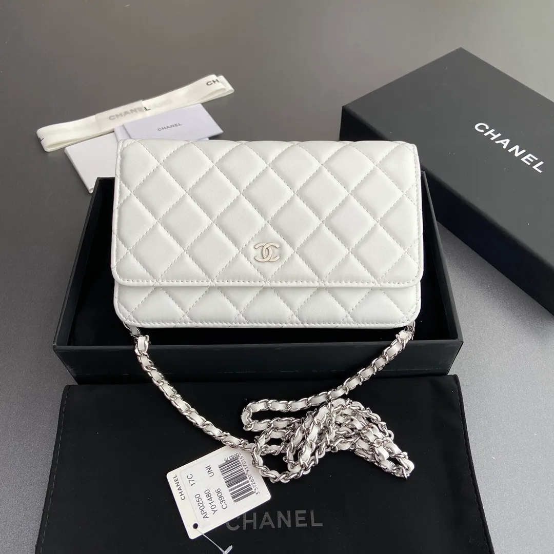 Xiaoxiang imported Italian lambskin Item number: A0250 💰: 640 Size: w20×h13×d3.5cm Color: white sheepskin silver steel mark