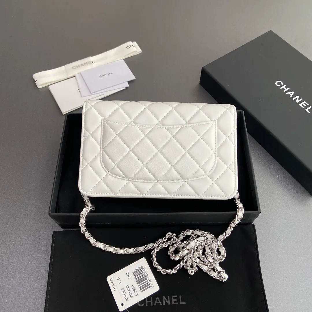 Xiaoxiang imported Italian lambskin Item number: A0250 💰: 640 Size: w20×h13×d3.5cm Color: white sheepskin silver steel mark