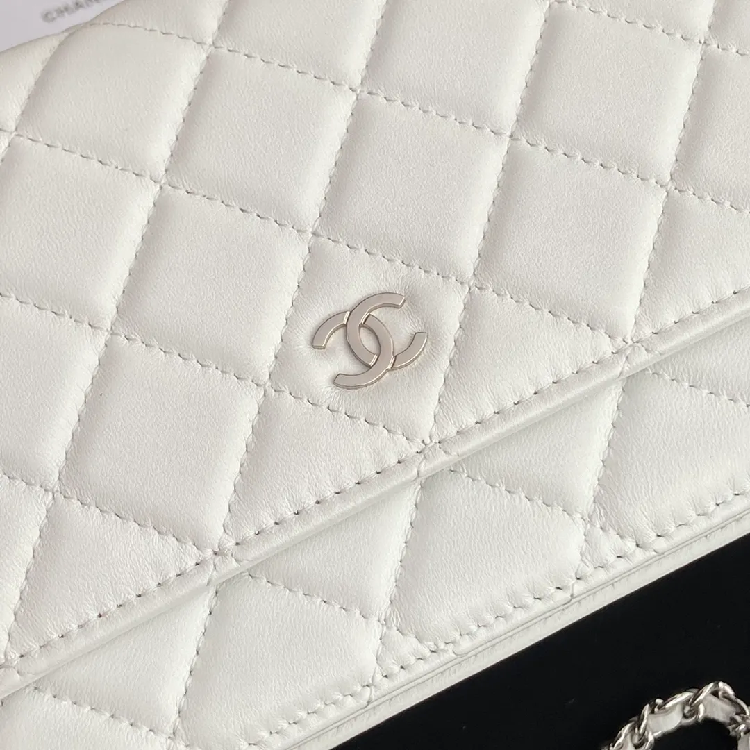 Xiaoxiang imported Italian lambskin Item number: A0250 💰: 640 Size: w20×h13×d3.5cm Color: white sheepskin silver steel mark