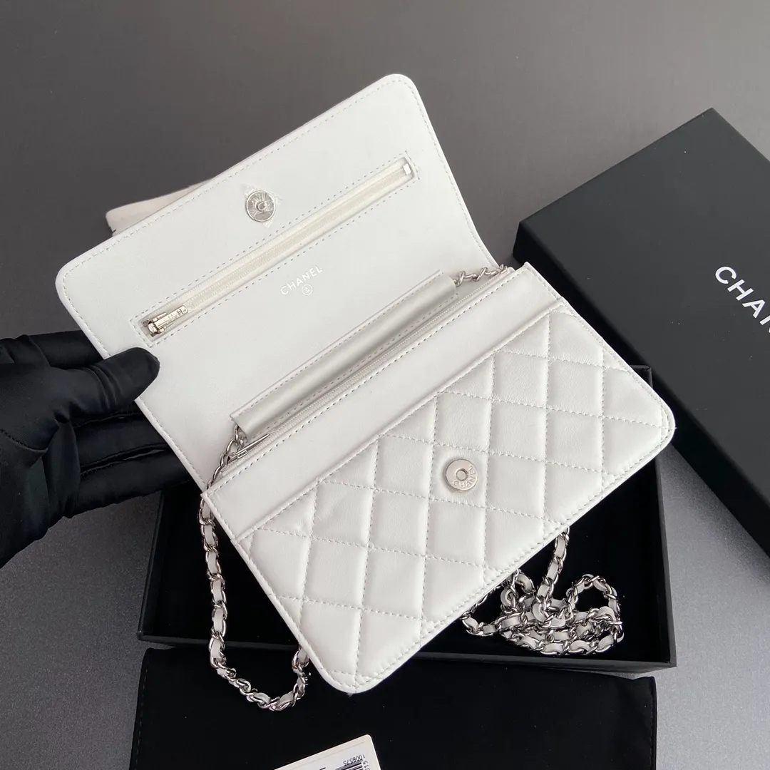 Xiaoxiang imported Italian lambskin Item number: A0250 💰: 640 Size: w20×h13×d3.5cm Color: white sheepskin silver steel mark