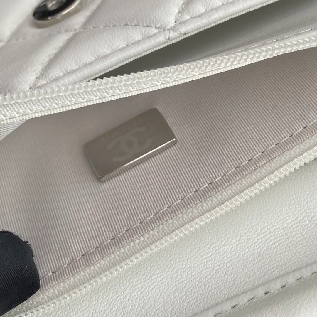 Xiaoxiang imported Italian lambskin Item number: A0250 💰: 640 Size: w20×h13×d3.5cm Color: white sheepskin silver steel mark
