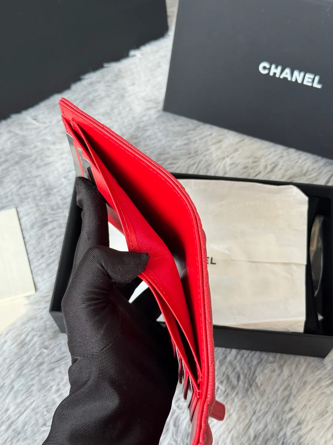 💰440💰 Made of calfskin, caviar, and cowhide, the CF short tri-fold wallet is now available! Chanel Grandma Xiang has 6 card slots, and there is a coin purse at the back, so you can put 2,000 Mao Zedong without any trouble at all! Delicate leather and gold hardware! Full of fashion sense, very fashionable, can be held in hand, can be put in the bag, very good for storage. Style number: 82288, size 10.5*11.5*3cm, color as shown in the picture, exclusive real shot