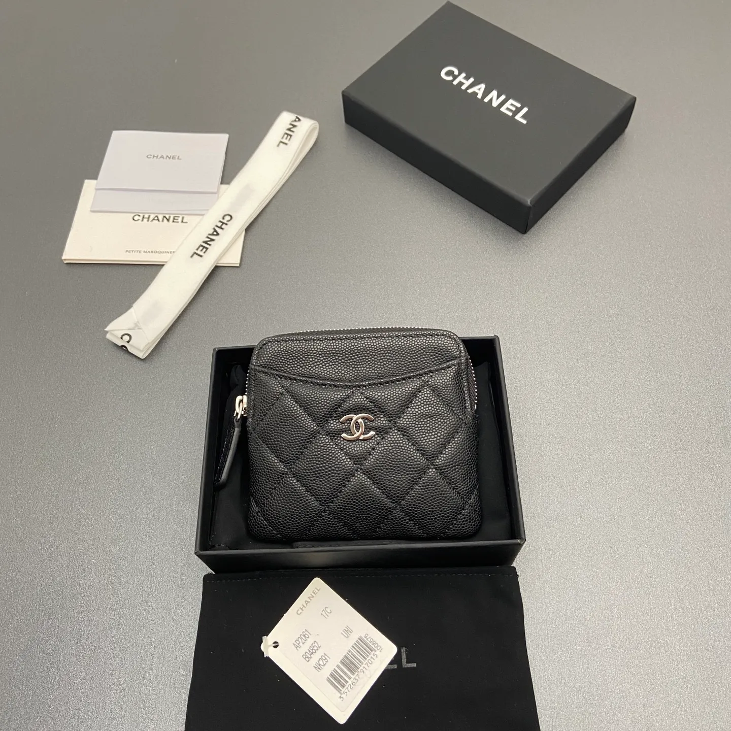 [Special grade hardware original leather] ¥380 Xiaoxiang small zipper bag card holder series Quilted card holder/wallet with iconic metal logo Gold tone metal hardware, special Italian imported leather 5 card slots, 1 small zipper bag No.: 2061 Black thin ball silver hardware Size: w11.5×h10×d2cm
