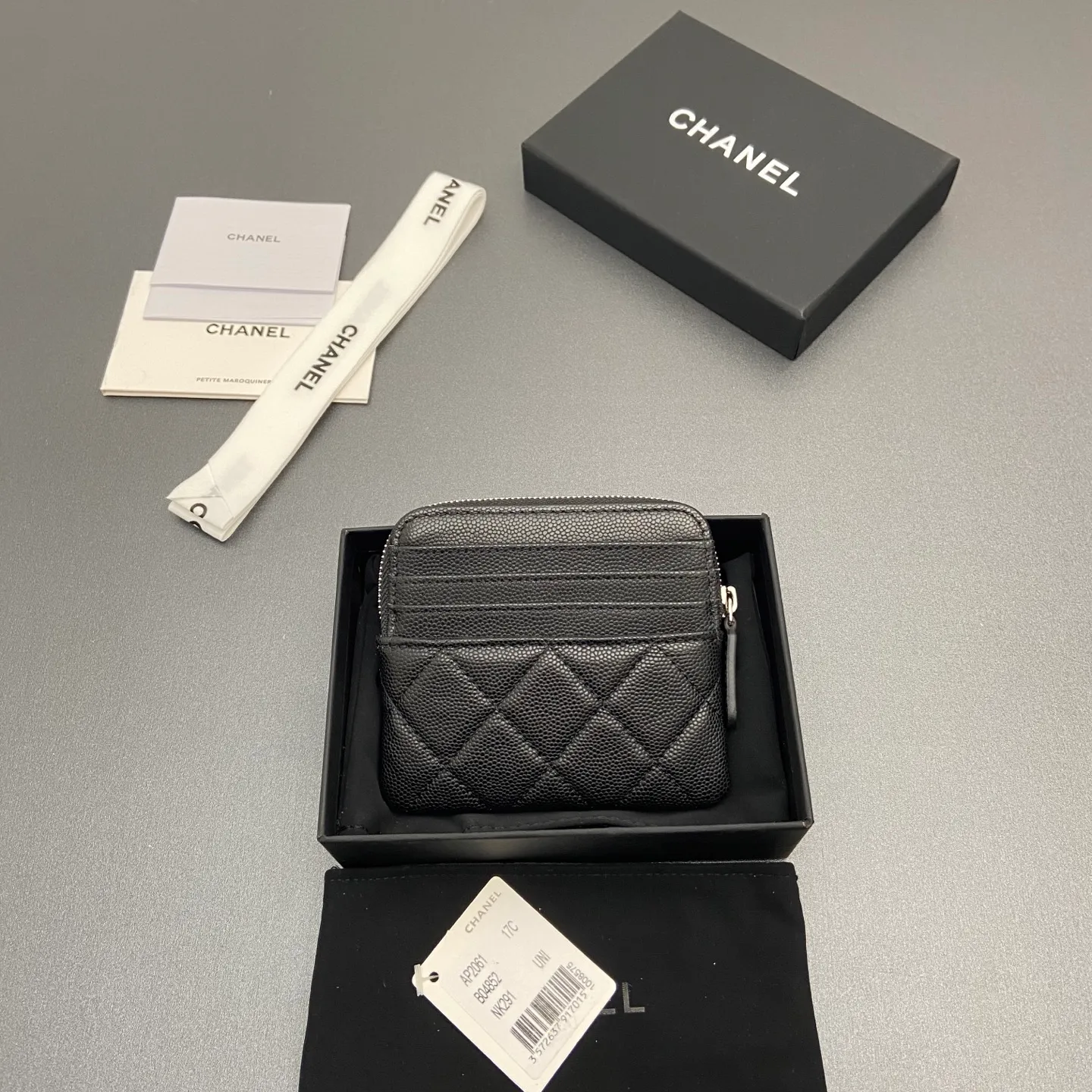 [Special grade hardware original leather] ¥380 Xiaoxiang small zipper bag card holder series Quilted card holder/wallet with iconic metal logo Gold tone metal hardware, special Italian imported leather 5 card slots, 1 small zipper bag No.: 2061 Black thin ball silver hardware Size: w11.5×h10×d2cm