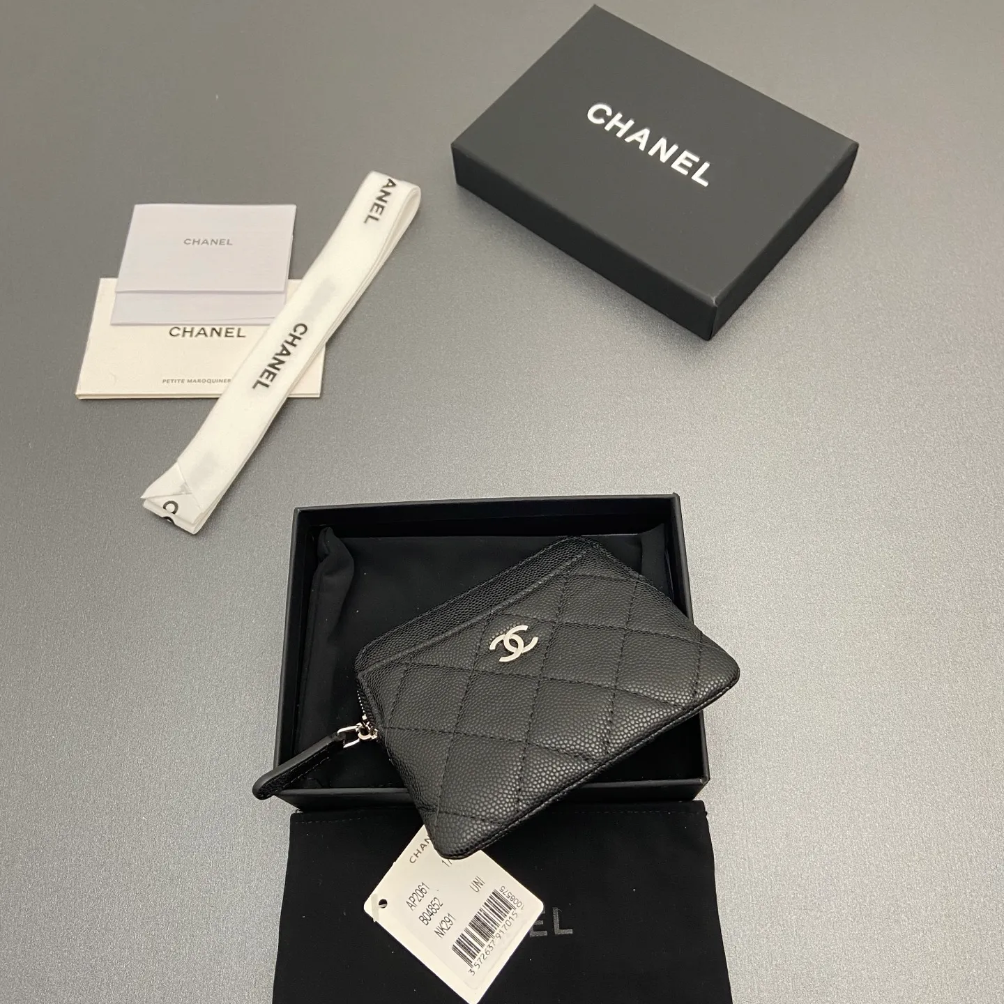 [Special grade hardware original leather] ¥380 Xiaoxiang small zipper bag card holder series Quilted card holder/wallet with iconic metal logo Gold tone metal hardware, special Italian imported leather 5 card slots, 1 small zipper bag No.: 2061 Black thin ball silver hardware Size: w11.5×h10×d2cm