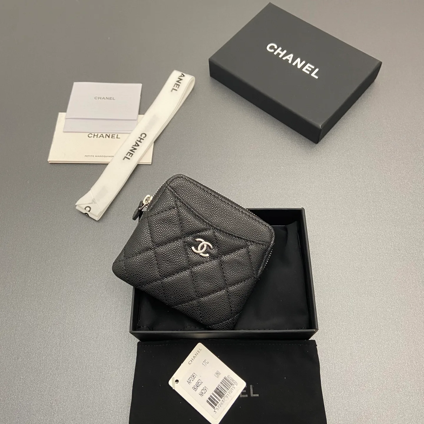 [Special grade hardware original leather] ¥380 Xiaoxiang small zipper bag card holder series Quilted card holder/wallet with iconic metal logo Gold tone metal hardware, special Italian imported leather 5 card slots, 1 small zipper bag No.: 2061 Black thin ball silver hardware Size: w11.5×h10×d2cm