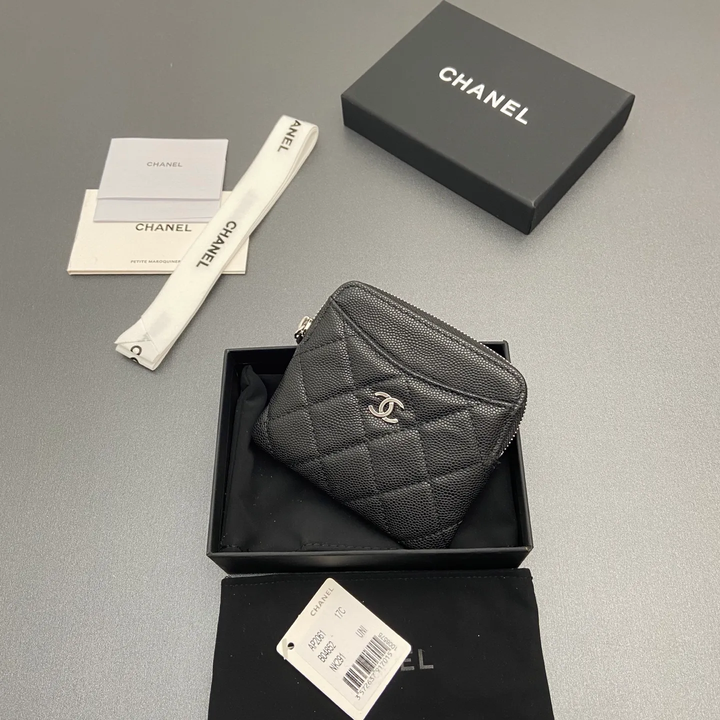 [Special grade hardware original leather] ¥380 Xiaoxiang small zipper bag card holder series Quilted card holder/wallet with iconic metal logo Gold tone metal hardware, special Italian imported leather 5 card slots, 1 small zipper bag No.: 2061 Black thin ball silver hardware Size: w11.5×h10×d2cm