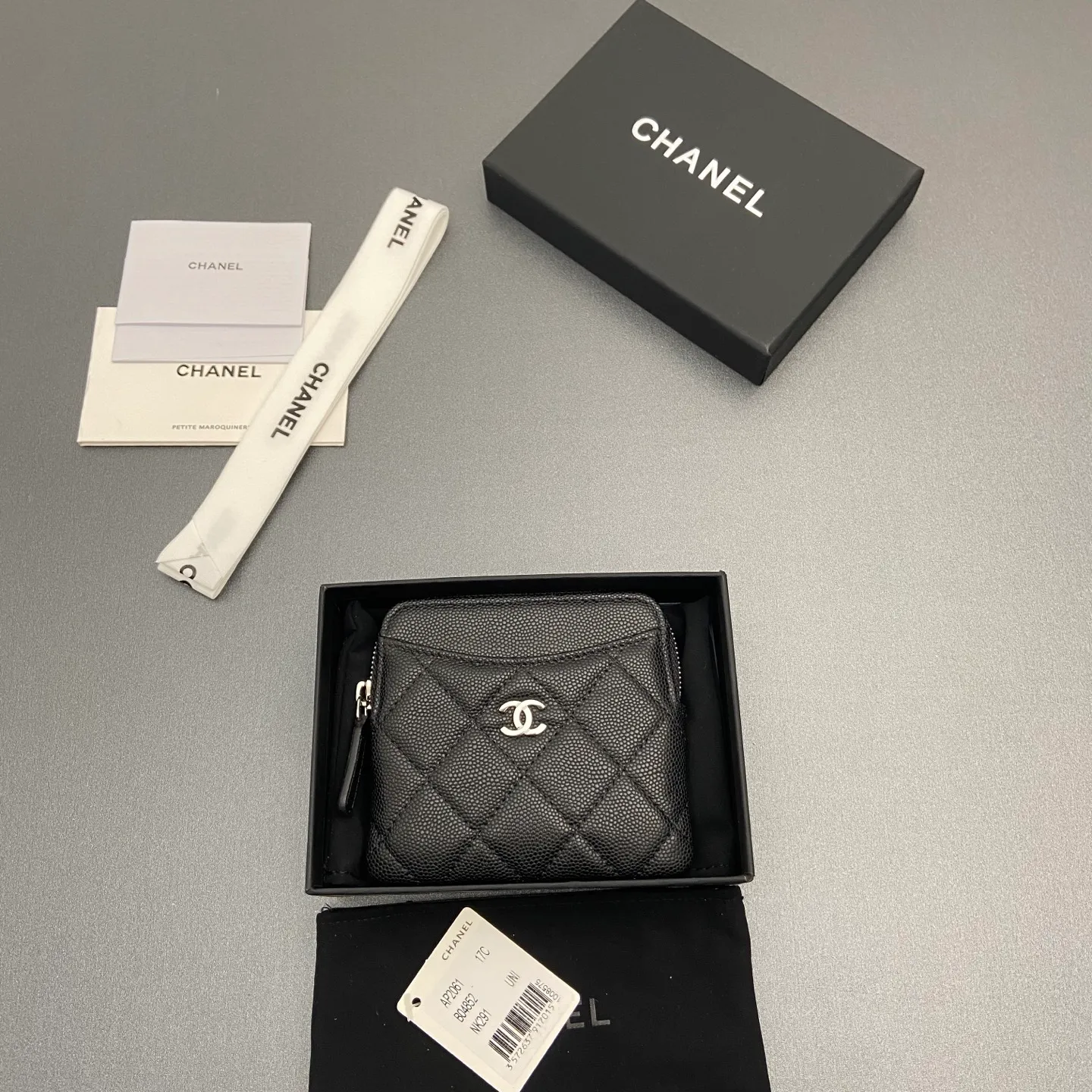 [Special grade hardware original leather] ¥380 Xiaoxiang small zipper bag card holder series Quilted card holder/wallet with iconic metal logo Gold tone metal hardware, special Italian imported leather 5 card slots, 1 small zipper bag No.: 2061 Black thin ball silver hardware Size: w11.5×h10×d2cm